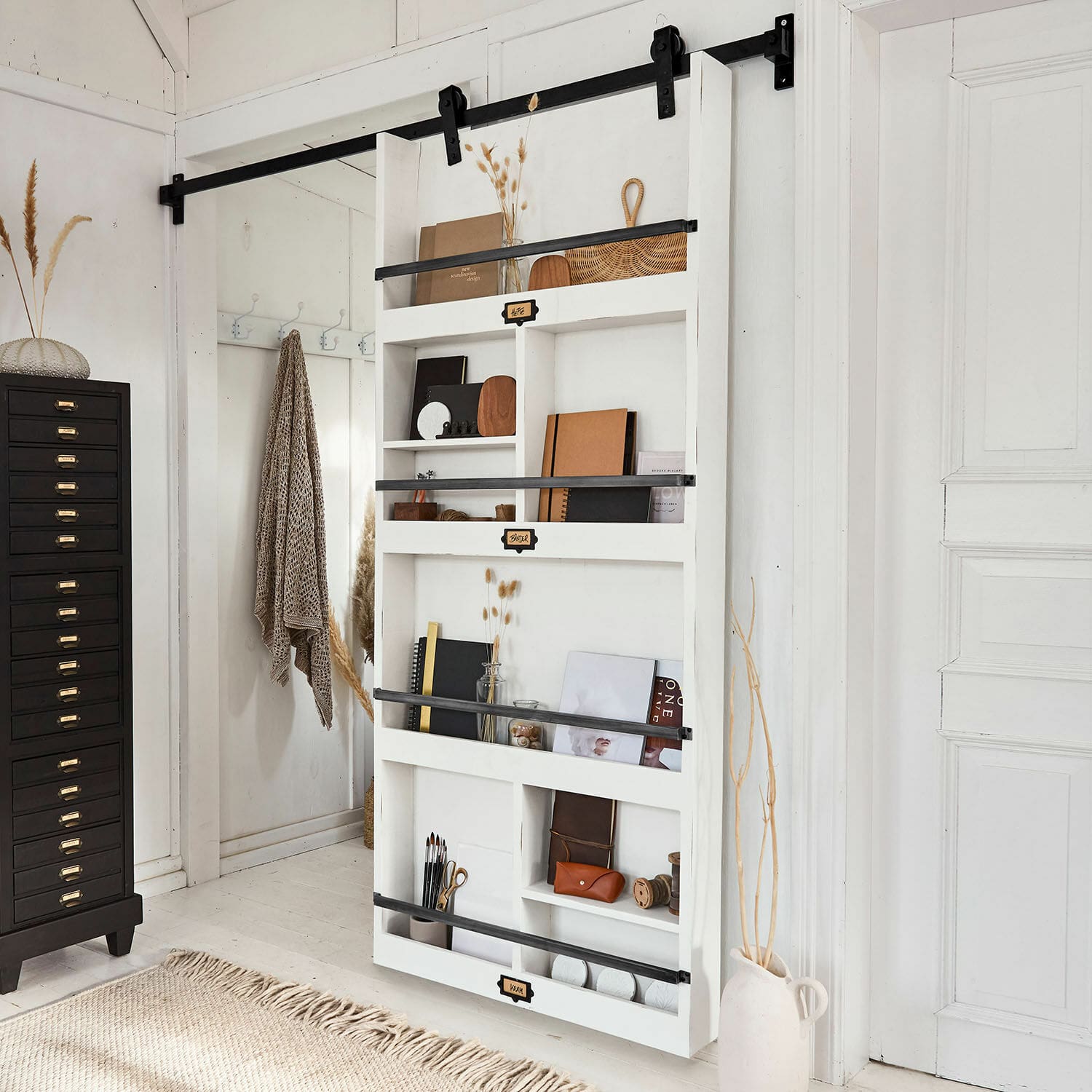 Porta scorrevole Besançon Mensola da parete bianca in legno con barre metalliche nere e decorazioni in stile scandinavo