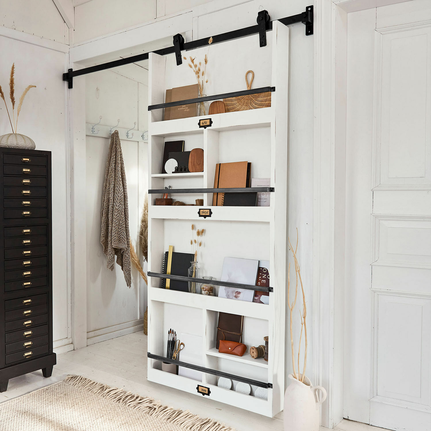 Porta scorrevole Besançon Mensola da parete bianca in legno con barre metalliche nere e decorazioni in stile scandinavo