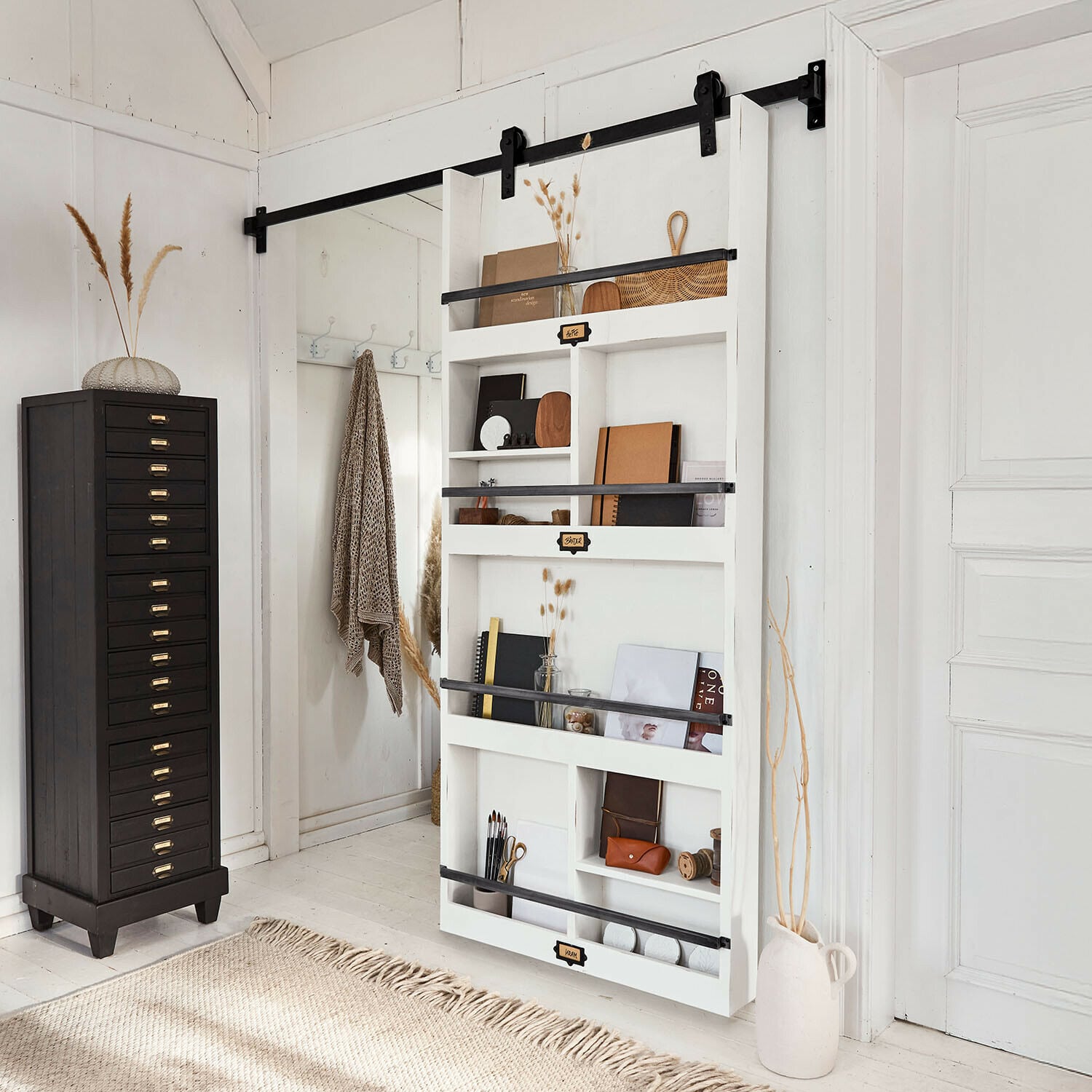 Porta scorrevole Besançon Mensola da parete bianca in legno con barre metalliche nere e decorazioni in stile scandinavo