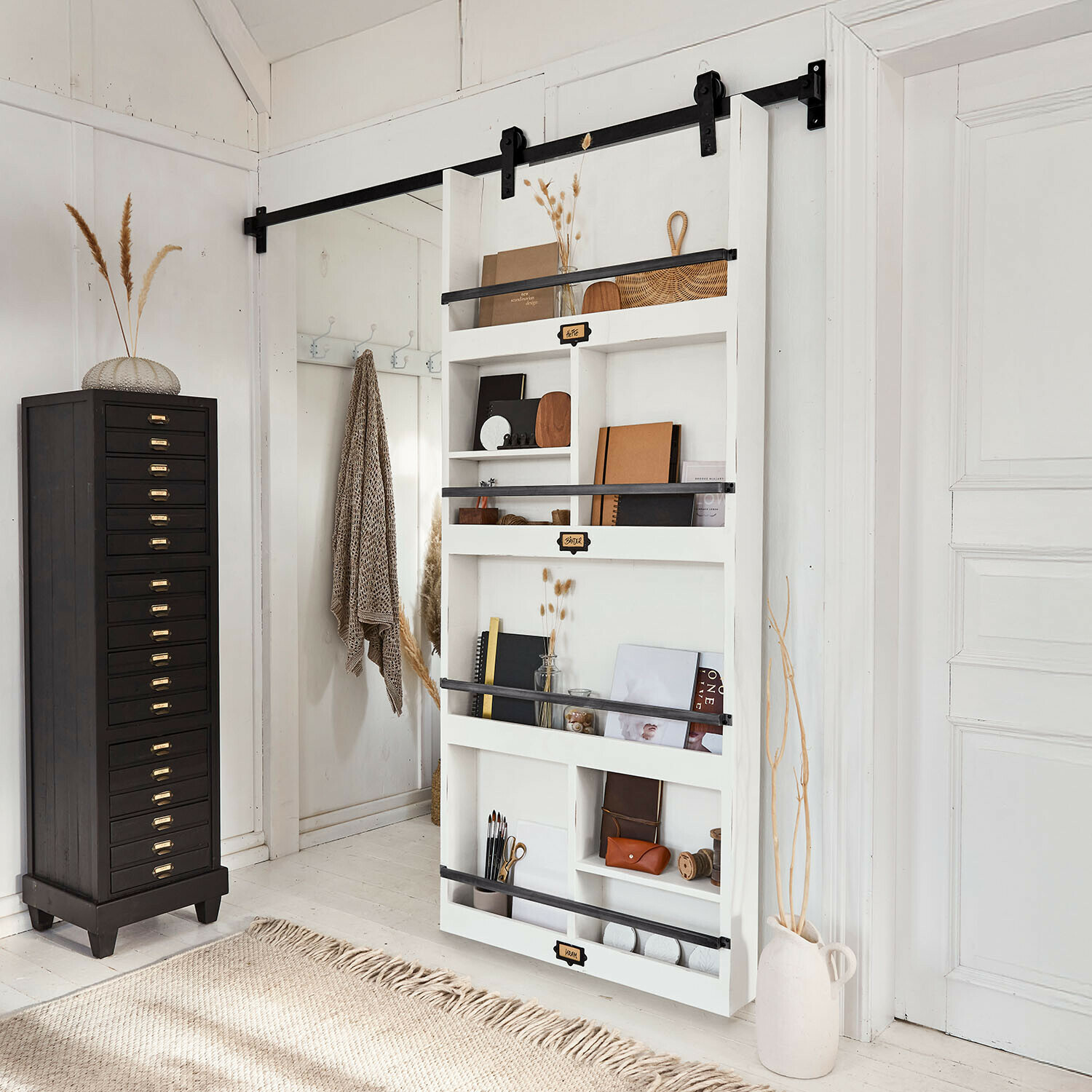 Porta scorrevole Besançon Mensola da parete bianca in legno con barre metalliche nere e decorazioni in stile scandinavo