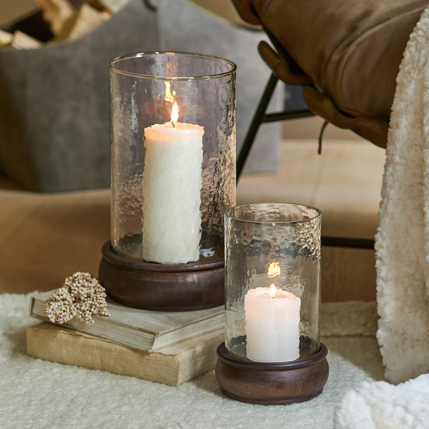 Coppia di portalumini Sivalor Due lanterne in vetro con candele bianche su basi in legno, decorazione d'interni accogliente e calda