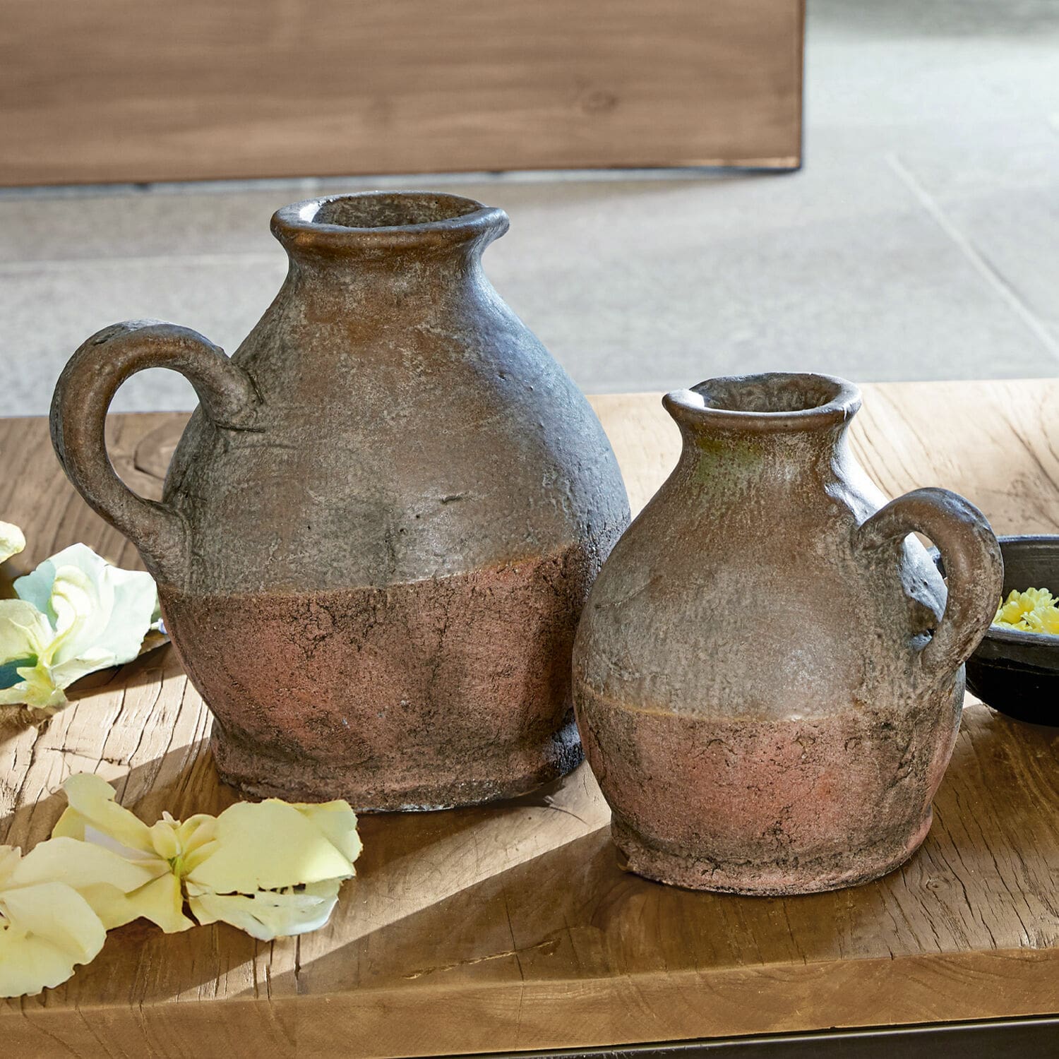 Coppia di vasi Henriette Due brocche rustiche in ceramica marrone ruggine su tavolo di legno con fiori