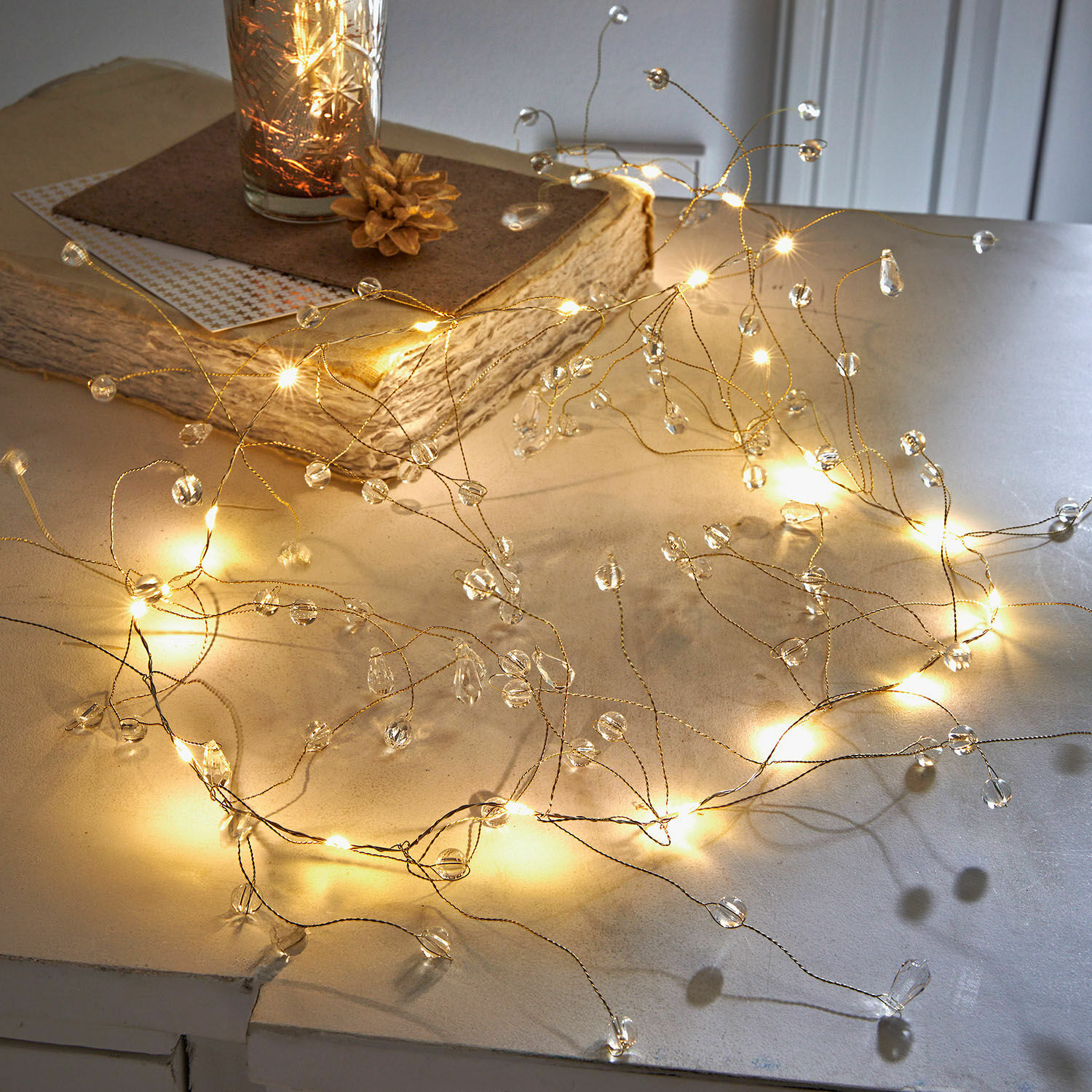 Catena luminosa Ravilor Delicata ghirlanda luminosa con cristalli trasparenti su filo dorato, decorazione da tavolo elegante