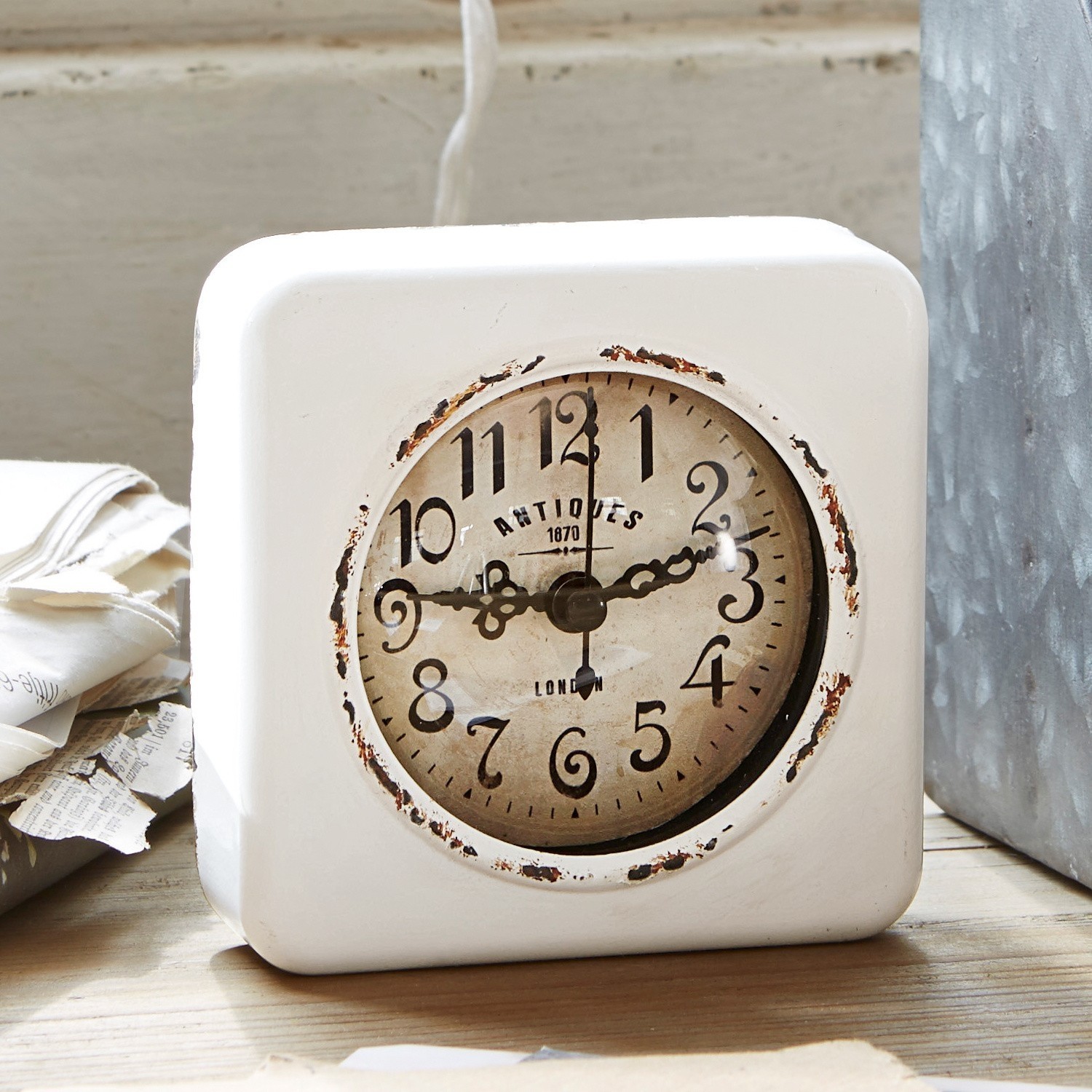 Orologio Gervase Orologio da tavolo bianco con quadrante invecchiato e numeri neri, decorazione vintage per interni.