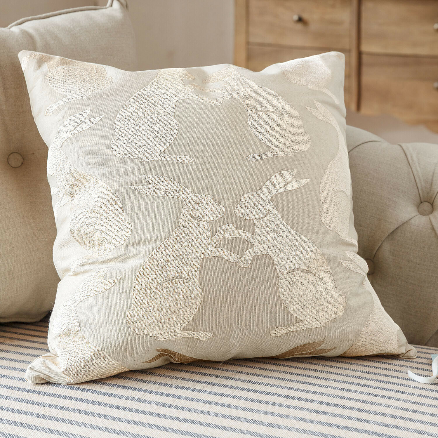 Copricuscino Lunavine Cuscino decorativo beige con conigli ricamati, tessuto morbido per soggiorno accogliente