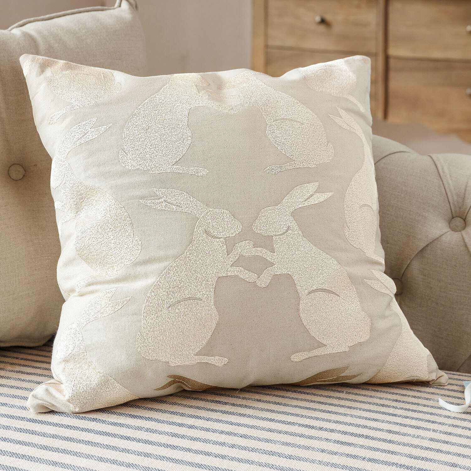 Copricuscino Lunavine Cuscino decorativo beige con conigli ricamati, tessuto morbido per soggiorno accogliente
