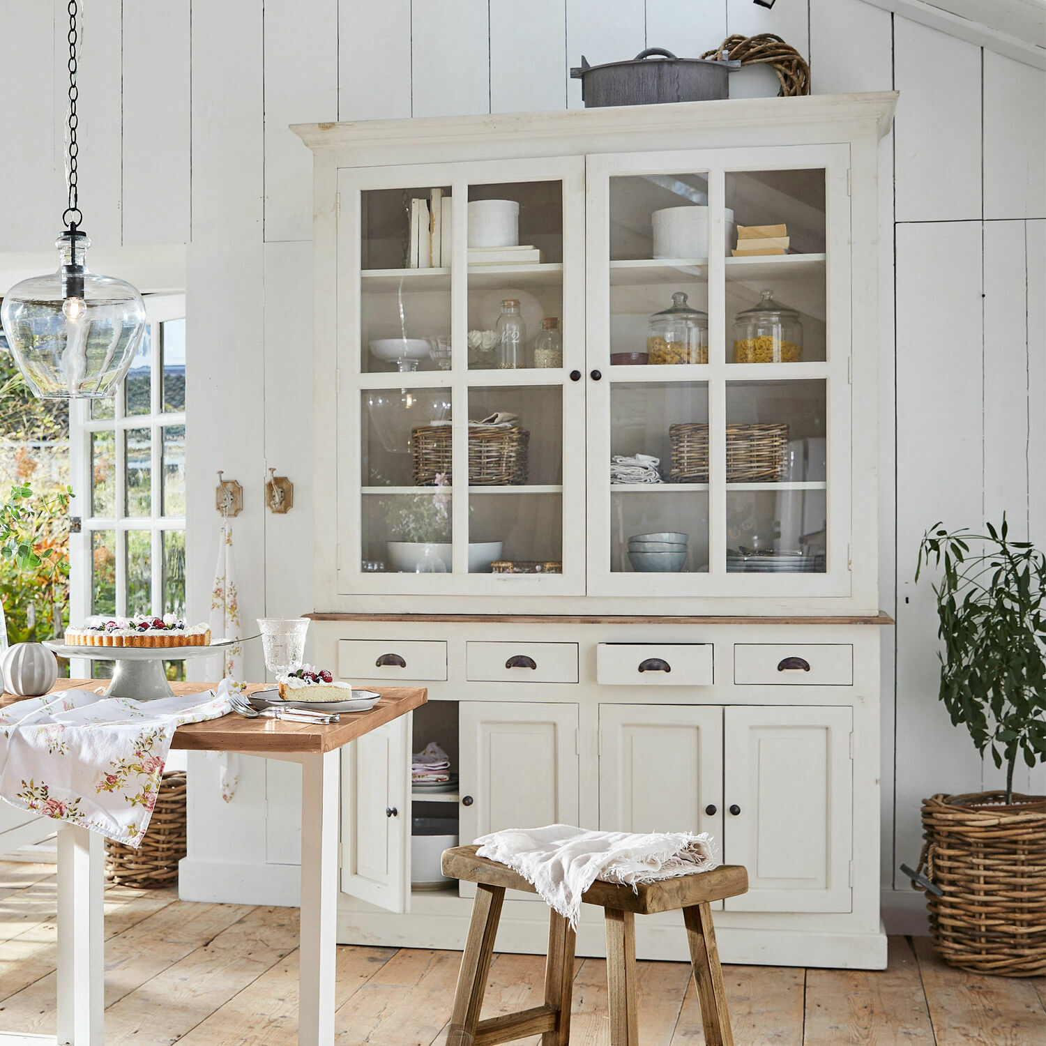 Credenza Morningside Vetrina in legno bianco con ante in vetro e cassetti in cucina rustica luminosa