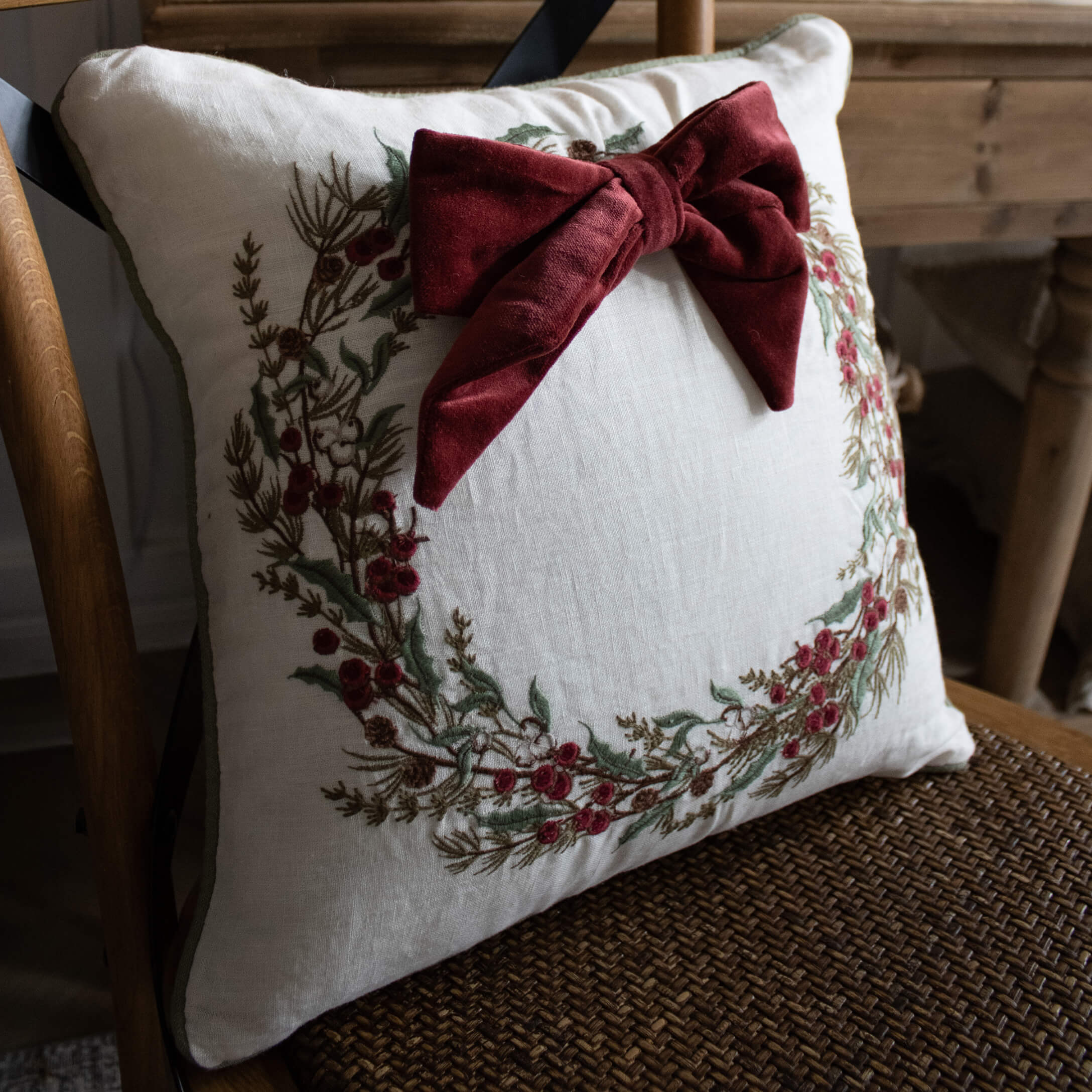 Cuscino in lino bianco con corona ricamata e fiocco in velluto bordeaux, decorazione casa