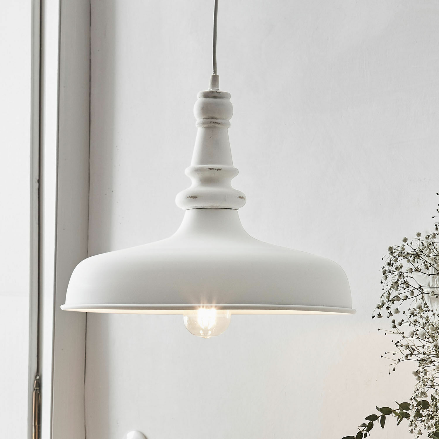 Lampada a sospensione Camryn Lampada a sospensione in metallo bianco con paralume decorativo e lampadina visibile per interni scandinavi