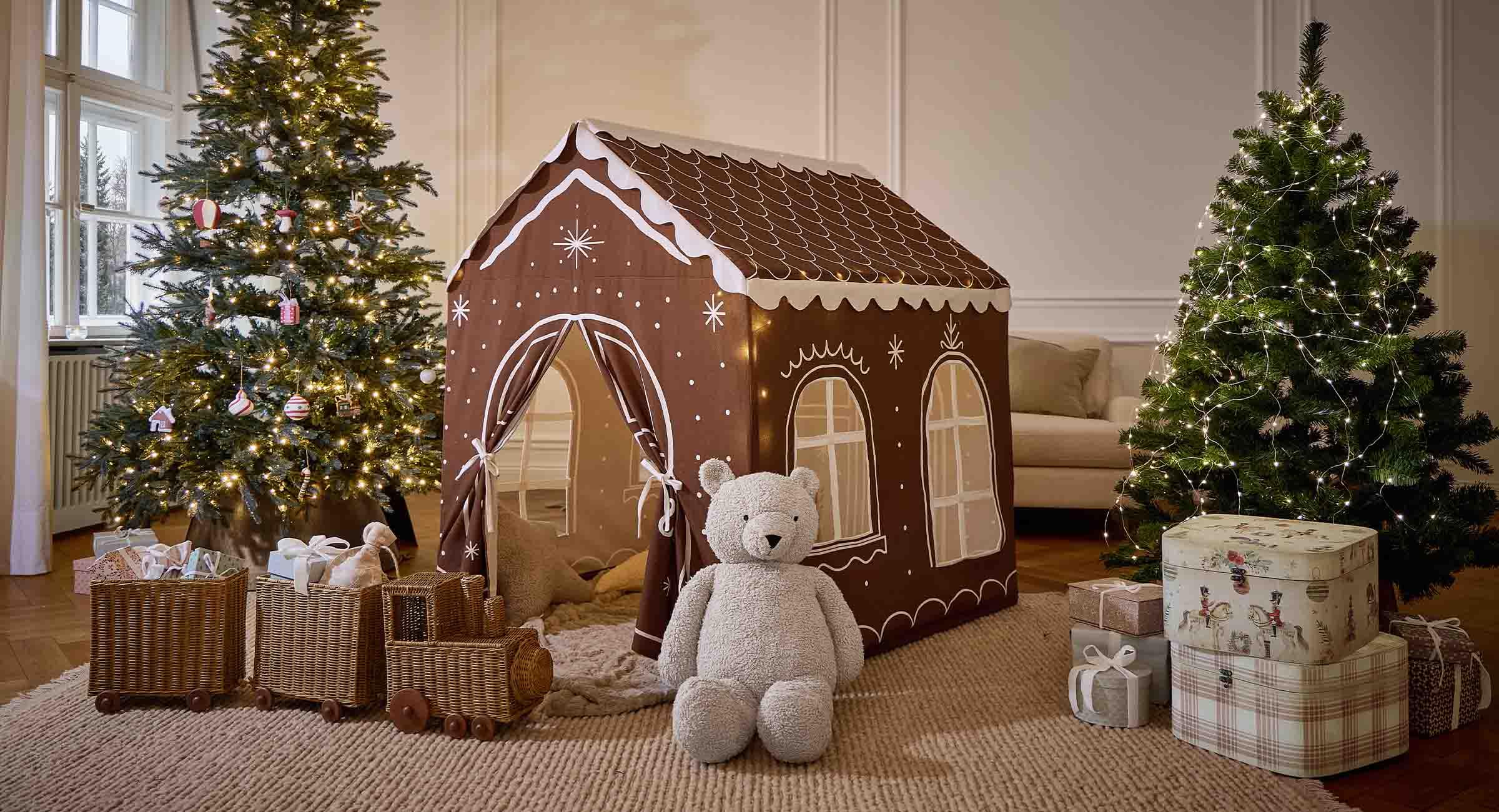 Tenda per bambini marrone a forma di casetta di pan di zenzero con motivi bianchi, orso di peluche e decorazioni natalizie