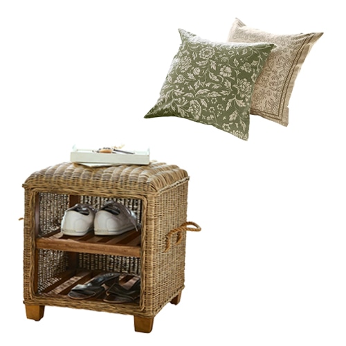Mobile porta scarpe in rattan con due ripiani e cuscini decorativi verdi e beige