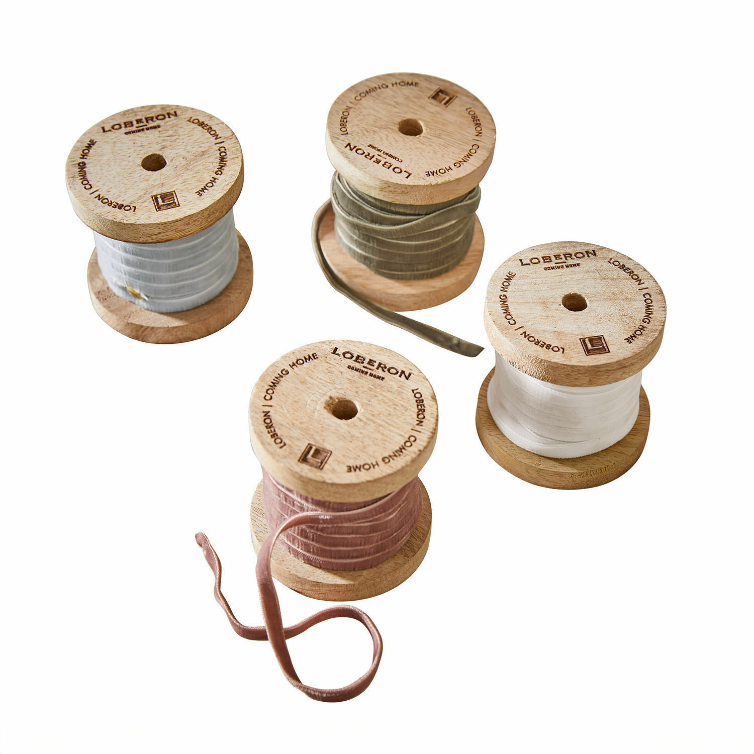 Set di 4 nastri di velluto Hilary Set di quattro rocchetti in legno con nastri color pastello per decorazioni e cucito