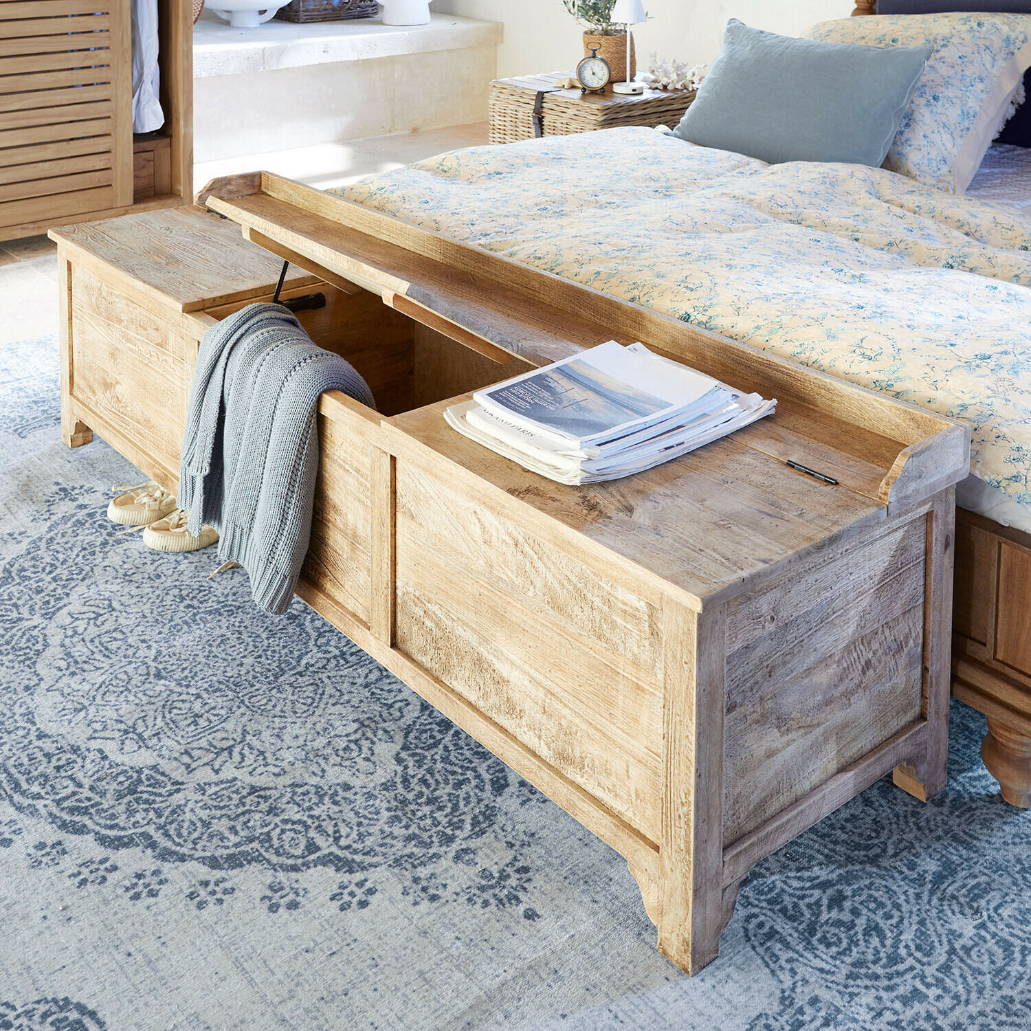 Cassapanca in legno colore naturale con coperchio apribile, mobile pratico per camera da letto