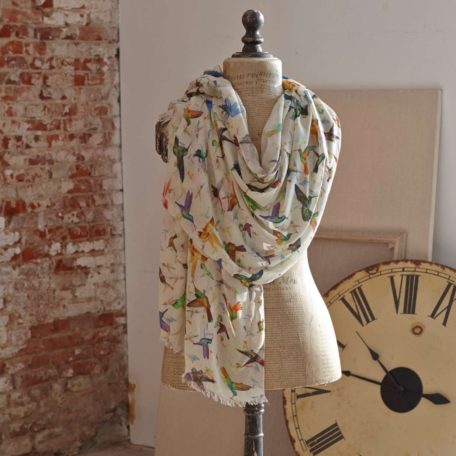 Sciarpa Birds Sciarpa leggera in cotone crema con stampa colorata di uccelli, accessorio moda versatile.
