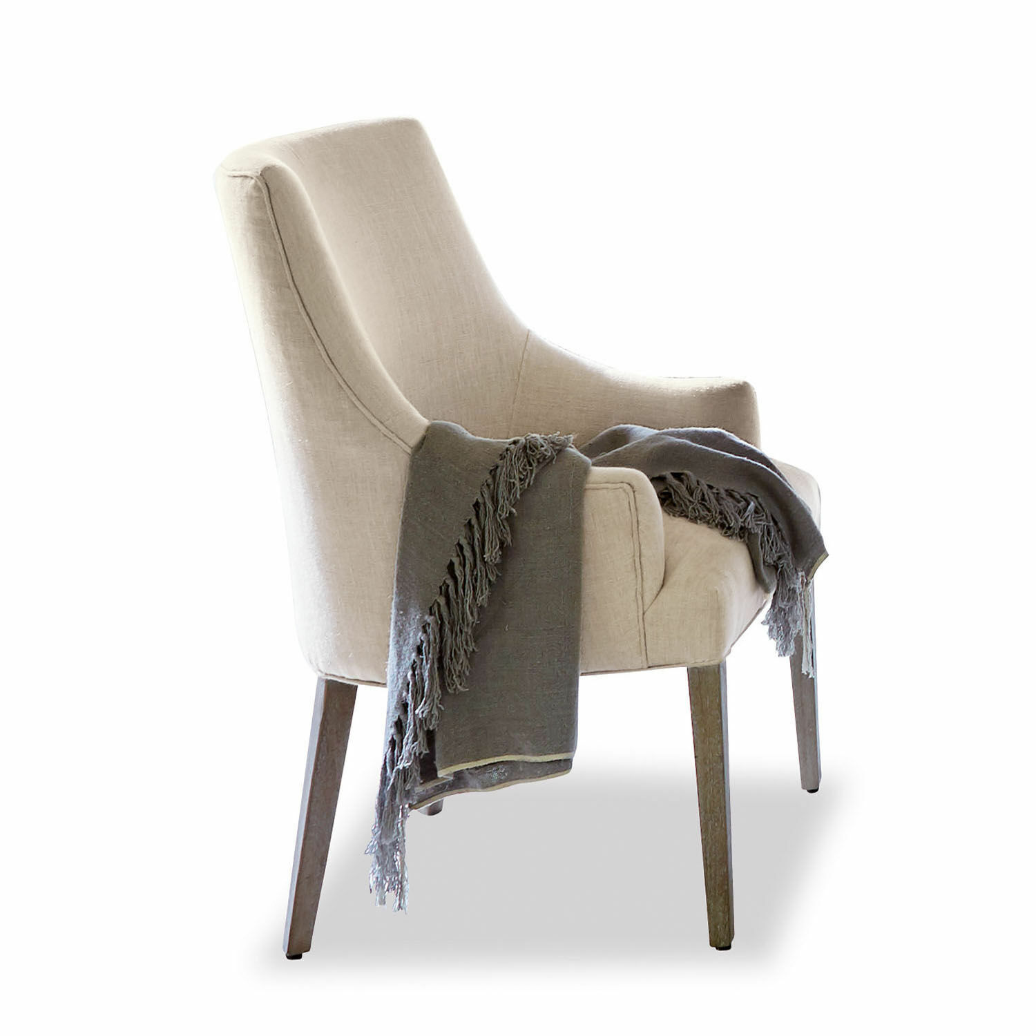 Sedia Hyeres Poltrona beige imbottita con gambe in legno e coperta grigia con frange per soggiorno