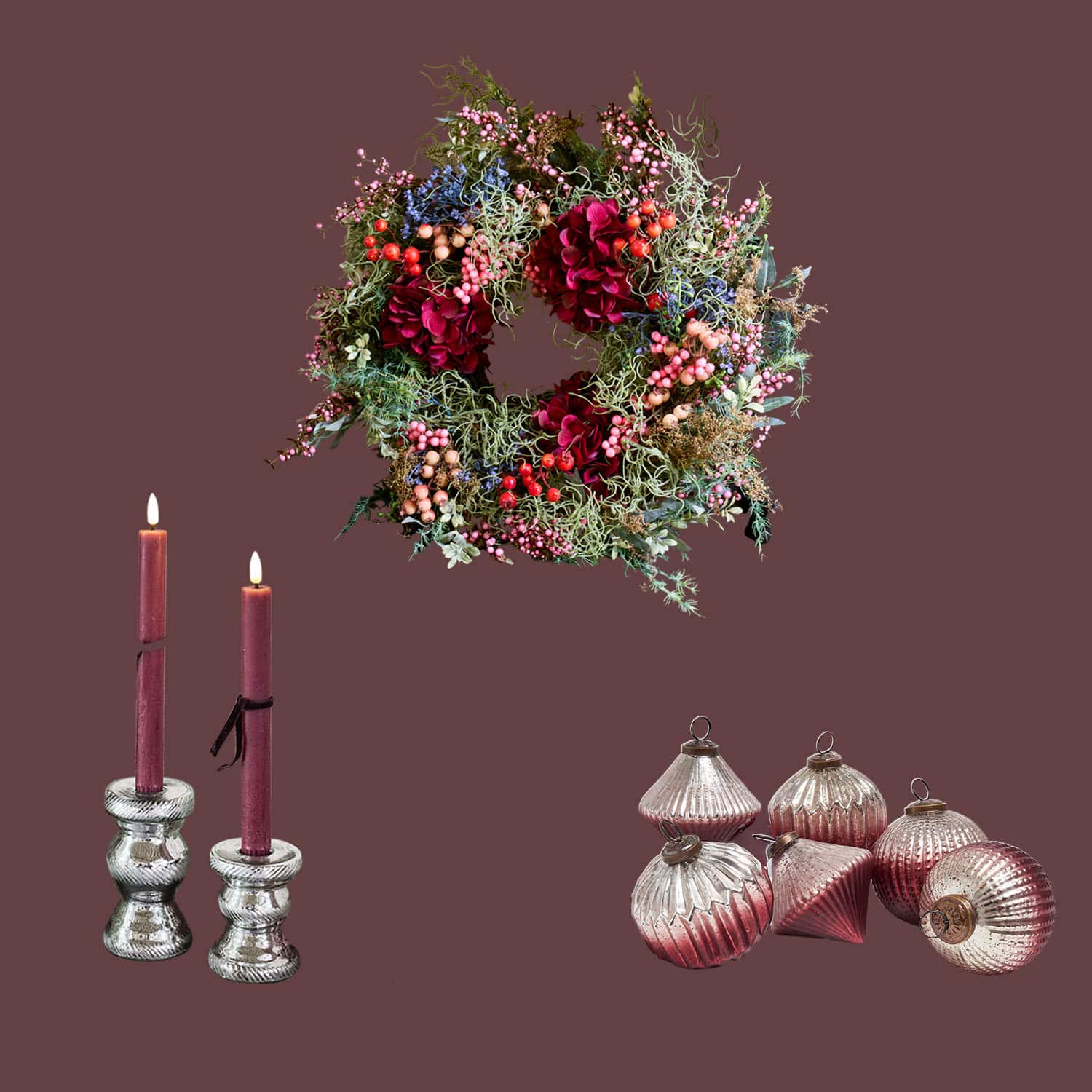 Corona decorativa con fiori rossi e bacche, candele bordeaux in portacandele d'argento, decorazioni natalizie