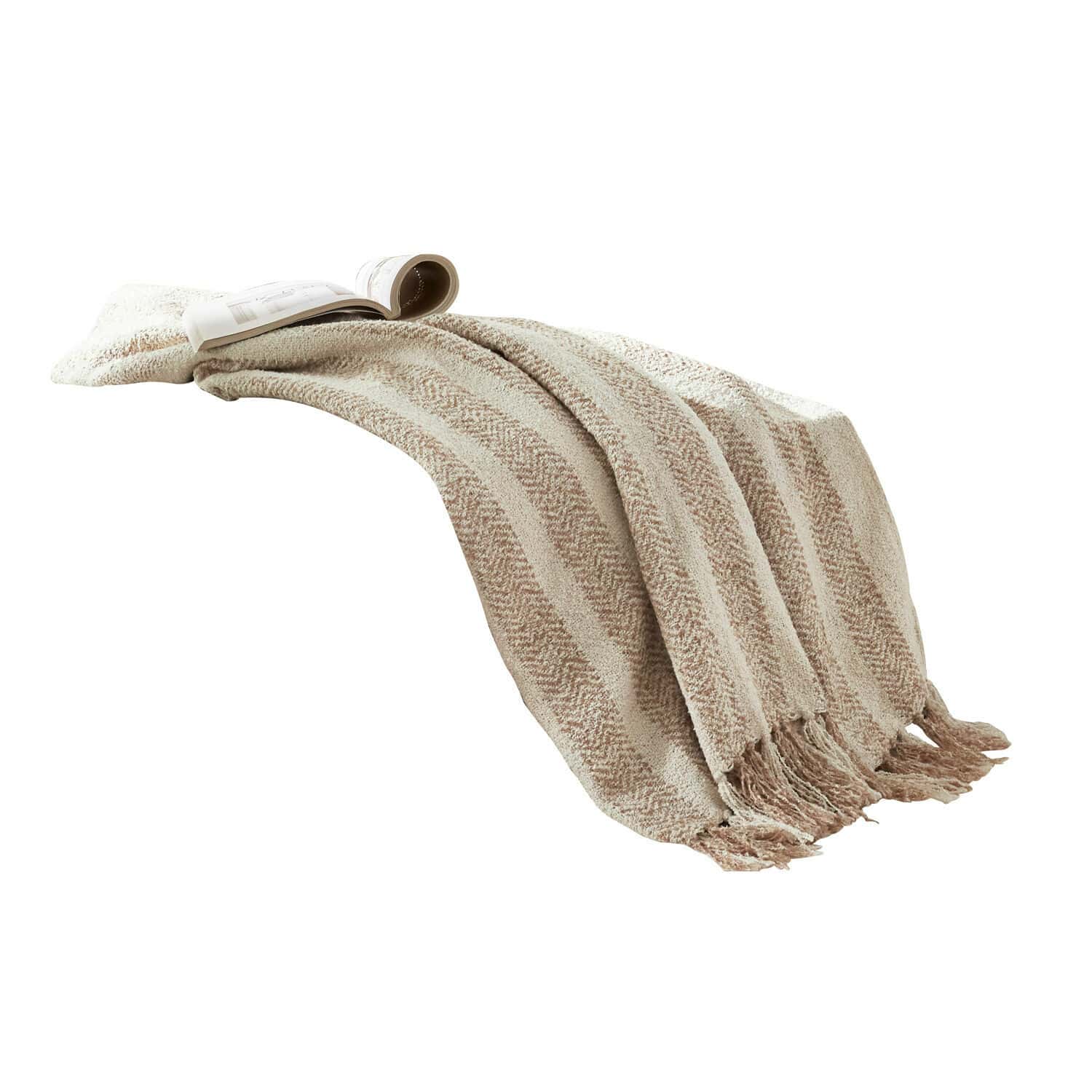 Coperta Aldan Coperta beige morbida con frange e motivo a spina di pesce, ideale per interni accoglienti e decorazioni