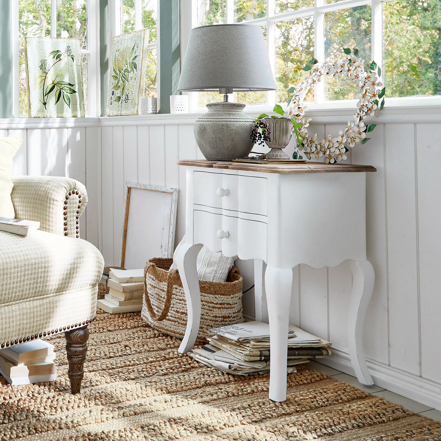 Tavolino di complemento Fairchild Comodino bianco in legno con due cassetti e piano in legno in soggiorno luminoso stile vintage