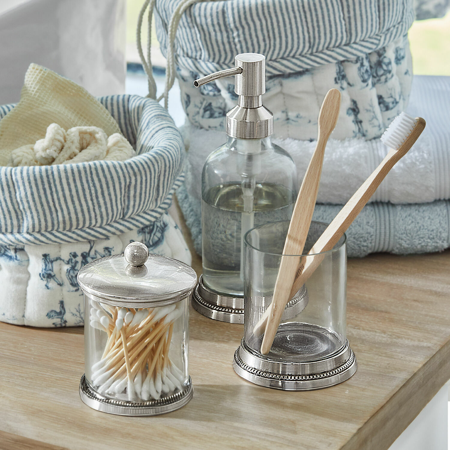 Set per bagno Drinapoly Contenitori in vetro con cotton fioc e spazzolini da denti in bambù su piano in legno in bagno
