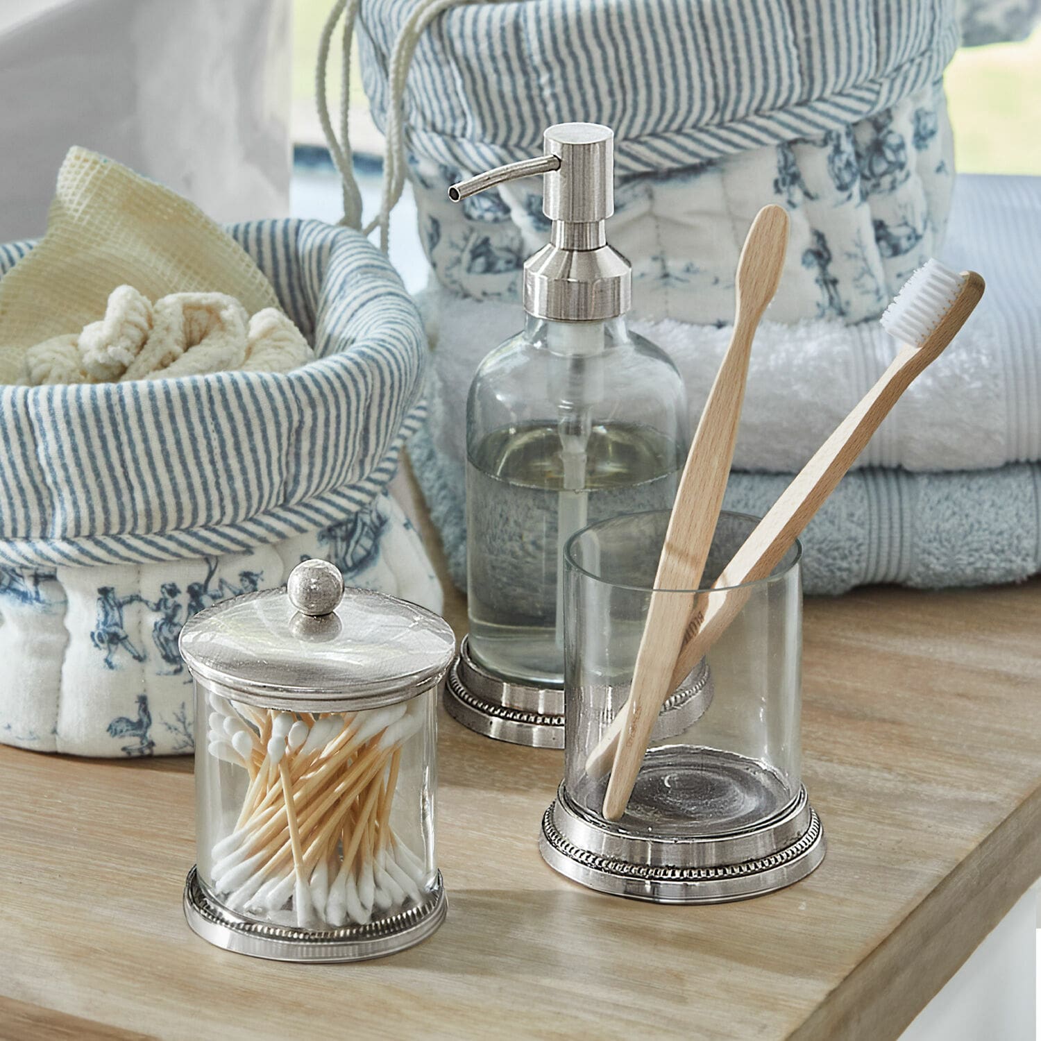 Set per bagno Drinapoly Contenitori in vetro con cotton fioc e spazzolini da denti in bambù su piano in legno in bagno