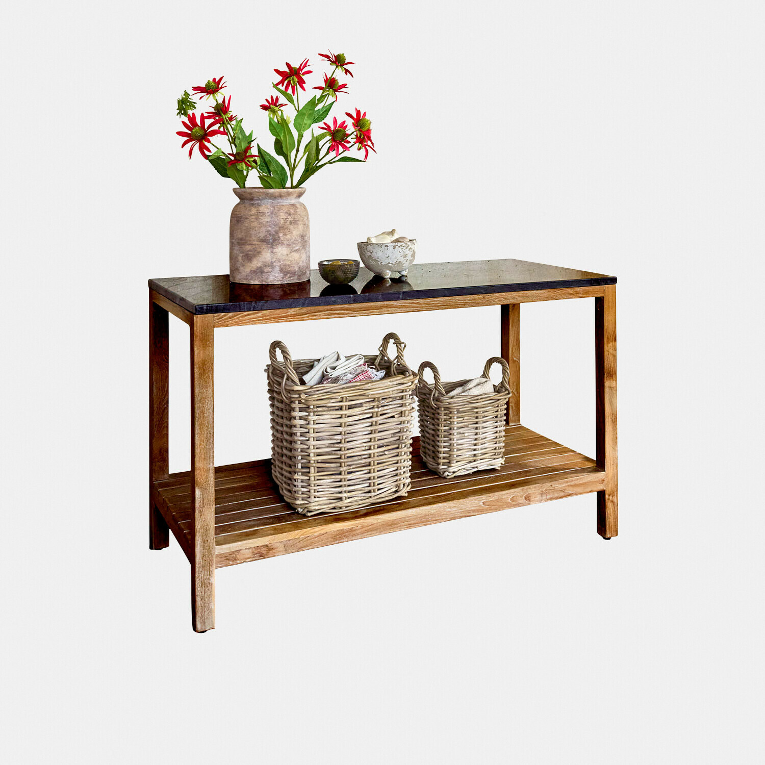 Tavolo da cucina per esterni Corviano Tavolo in legno con piano nero, cesti in vimini e vaso con fiori rossi per decorazione casa