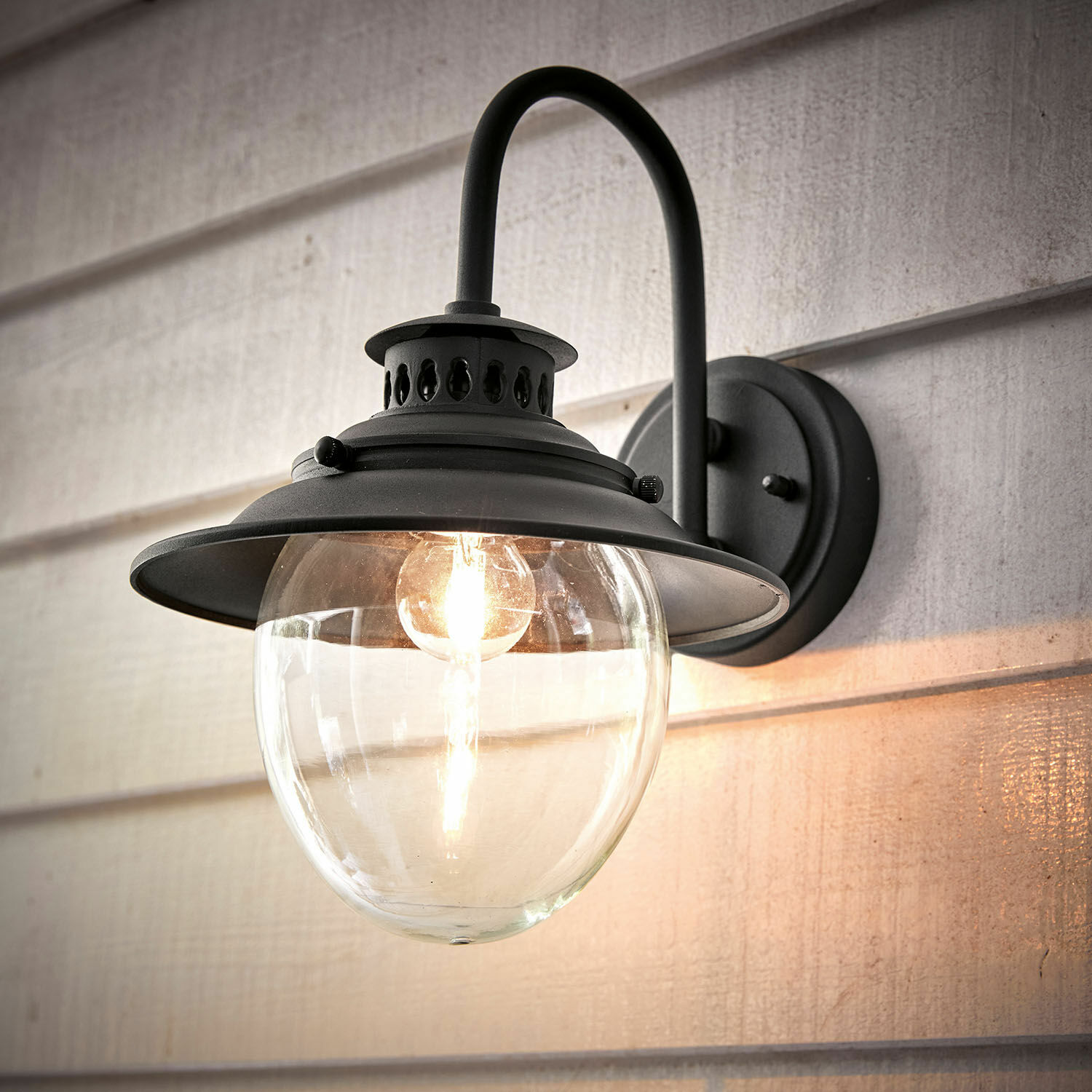 Lampada da parete per esterni Norman Applique da parete in metallo nero con globo in vetro trasparente, illuminazione esterna