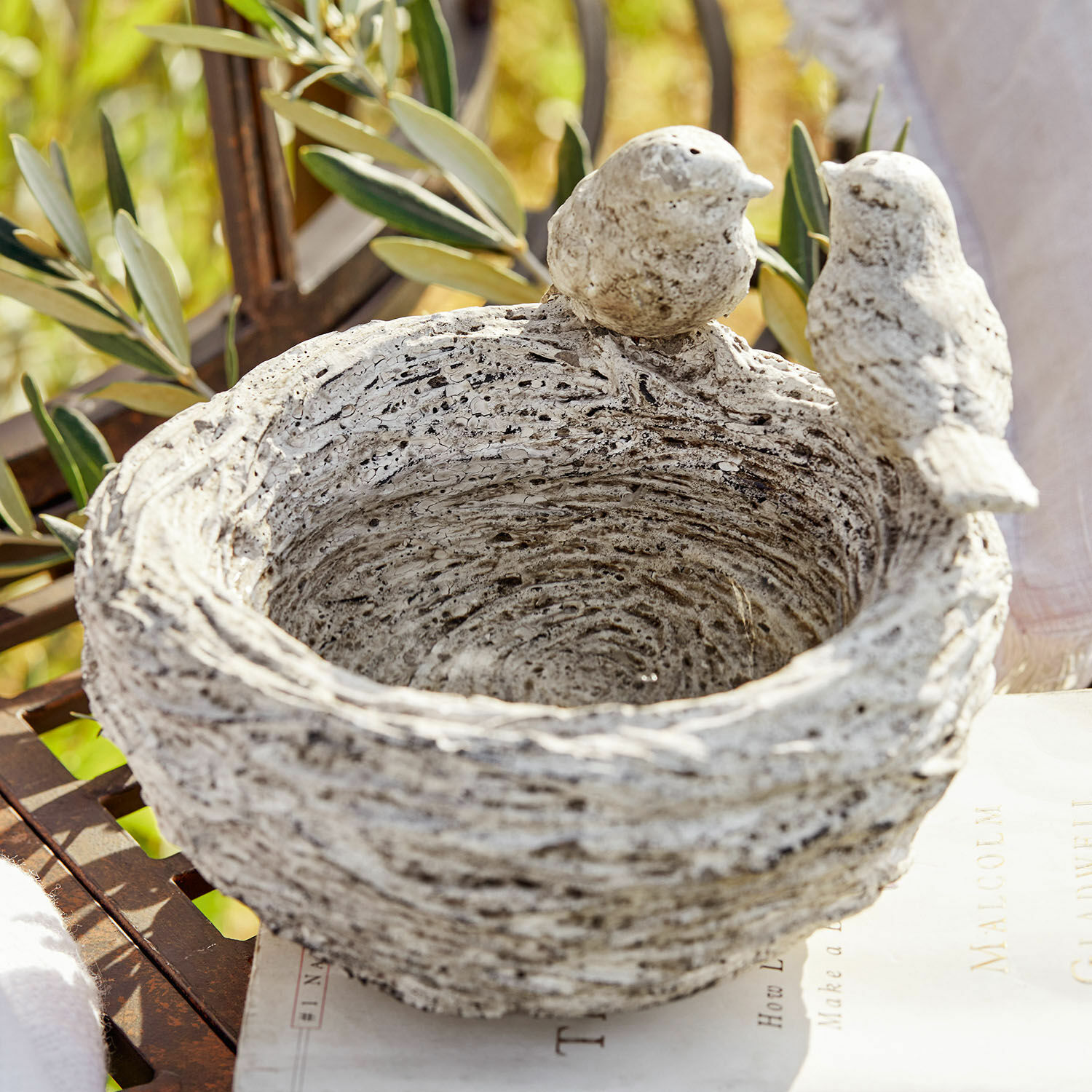 Abbeveratoio per uccellini Seydi Ciotola decorativa in resina grigia con due uccellini sul bordo, ornamento da giardino
