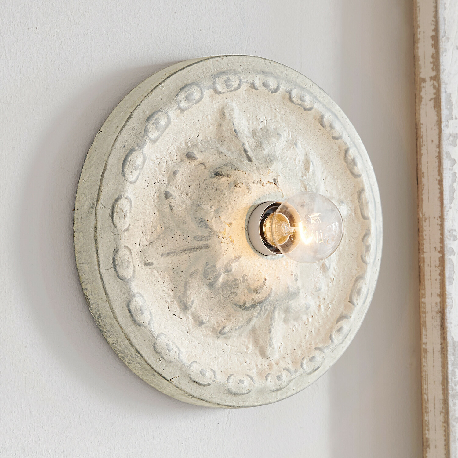 Lampada da parete e soffitto Mangaire Applique rotonda in cemento grigio chiaro con motivo decorativo e lampadina LED accesa