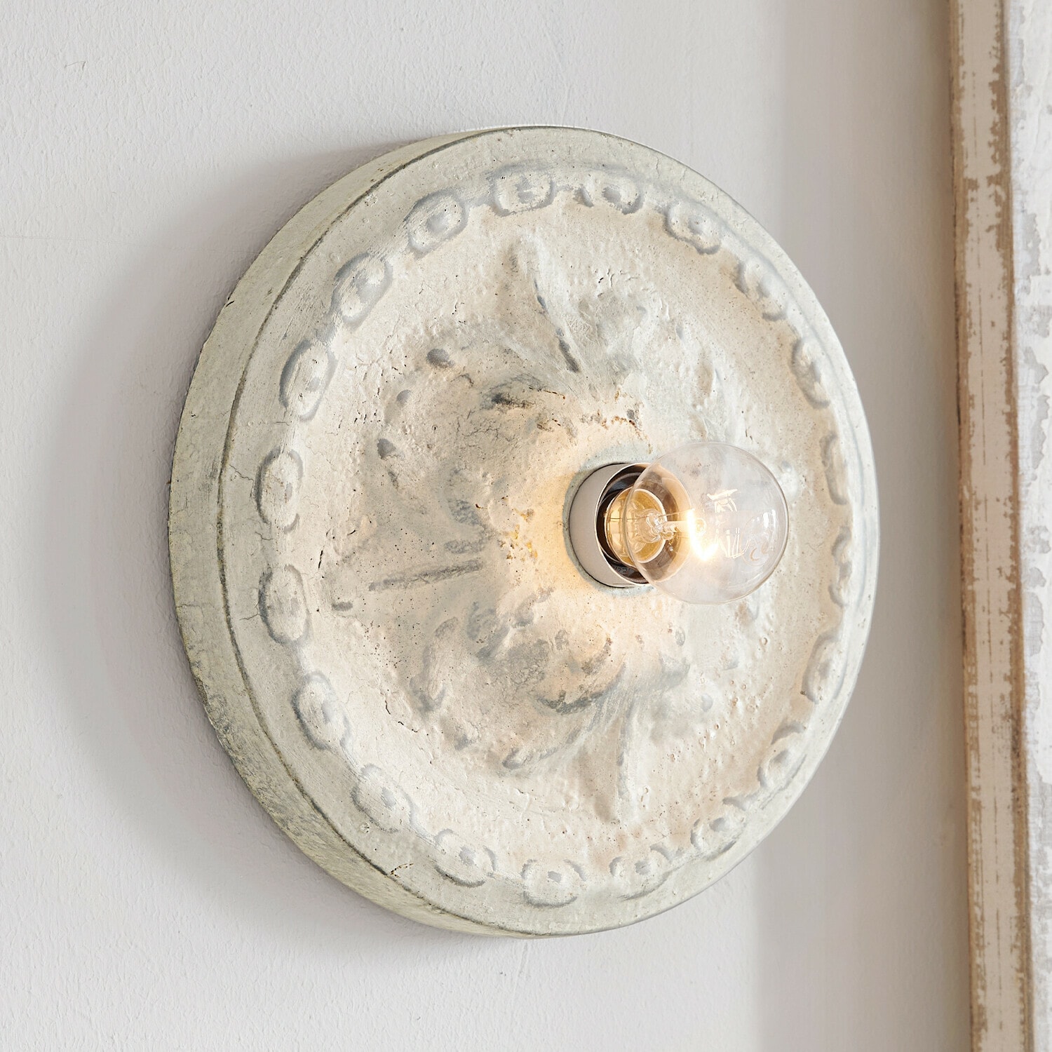 Lampada da parete e soffitto Mangaire Applique rotonda in cemento grigio chiaro con motivo decorativo e lampadina LED accesa