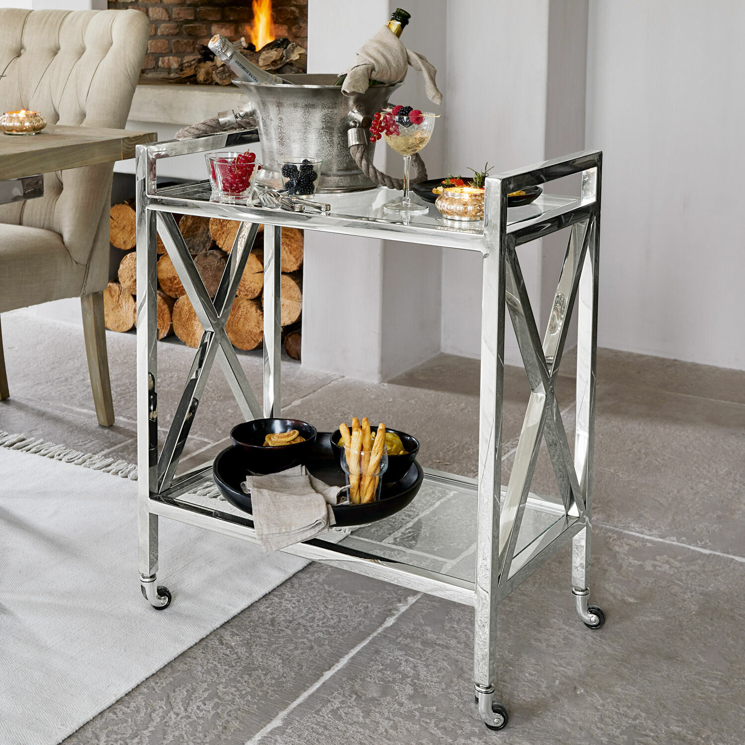 Carrello bar Stamford Carrello bar in acciaio inox con due ripiani e ruote, mobile moderno per soggiorno