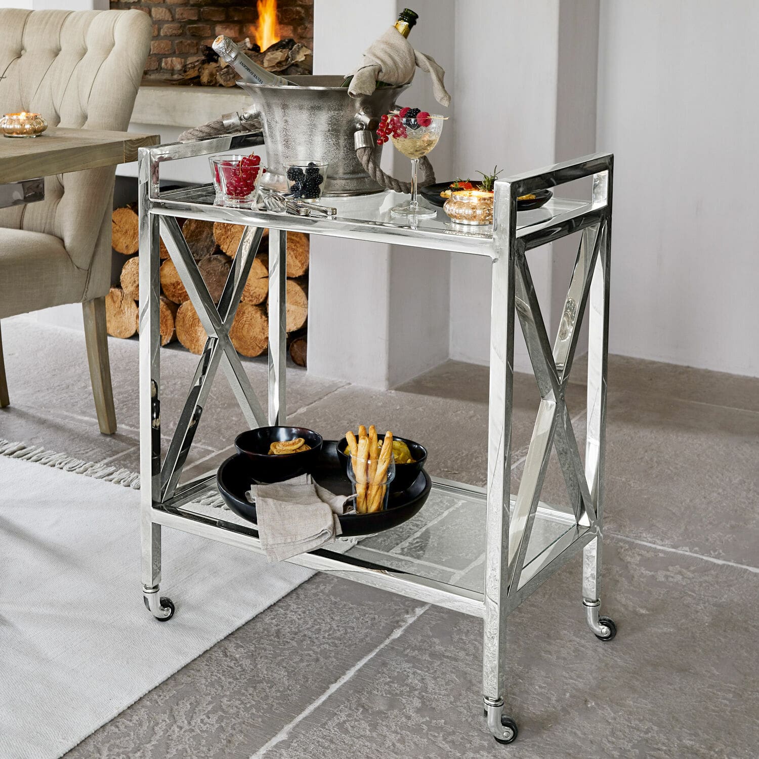 Carrello bar Stamford Carrello bar in acciaio inox con due ripiani e ruote, mobile moderno per soggiorno