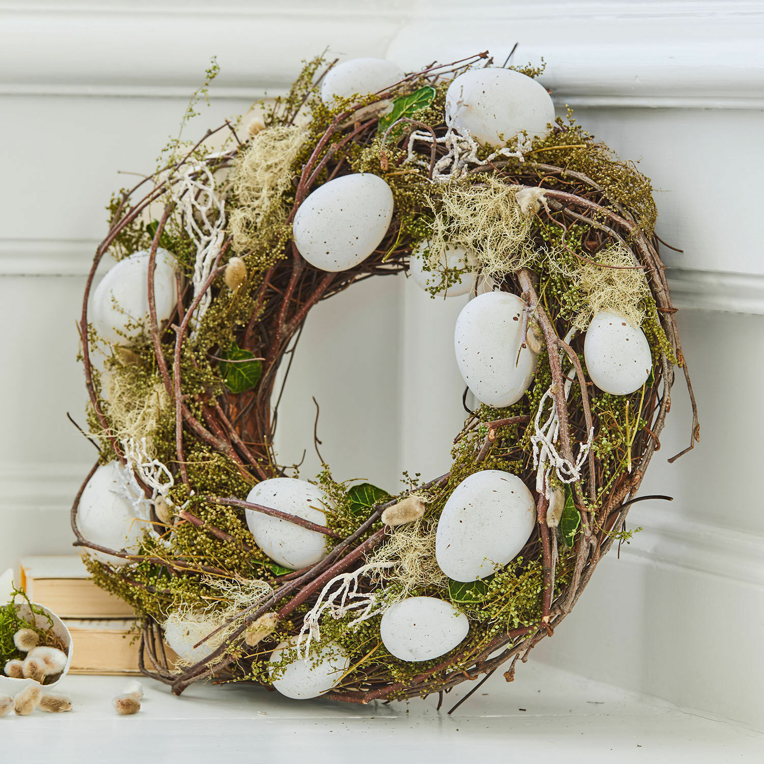 Ghirlanda con uova Lune Corona decorativa di rami con uova bianche, materiale naturale, decorazione primaverile per la casa
