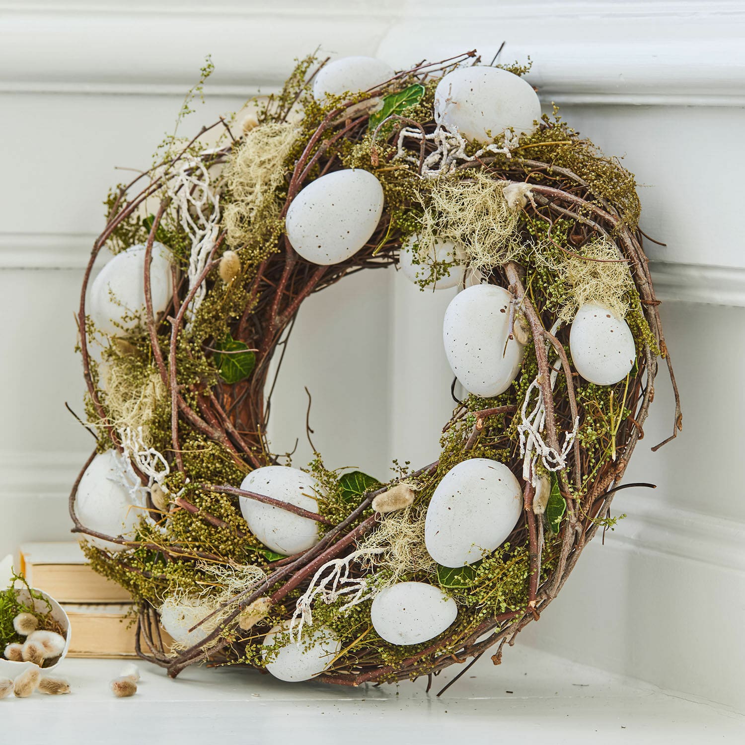Ghirlanda con uova Lune Corona decorativa di rami con uova bianche, materiale naturale, decorazione primaverile per la casa