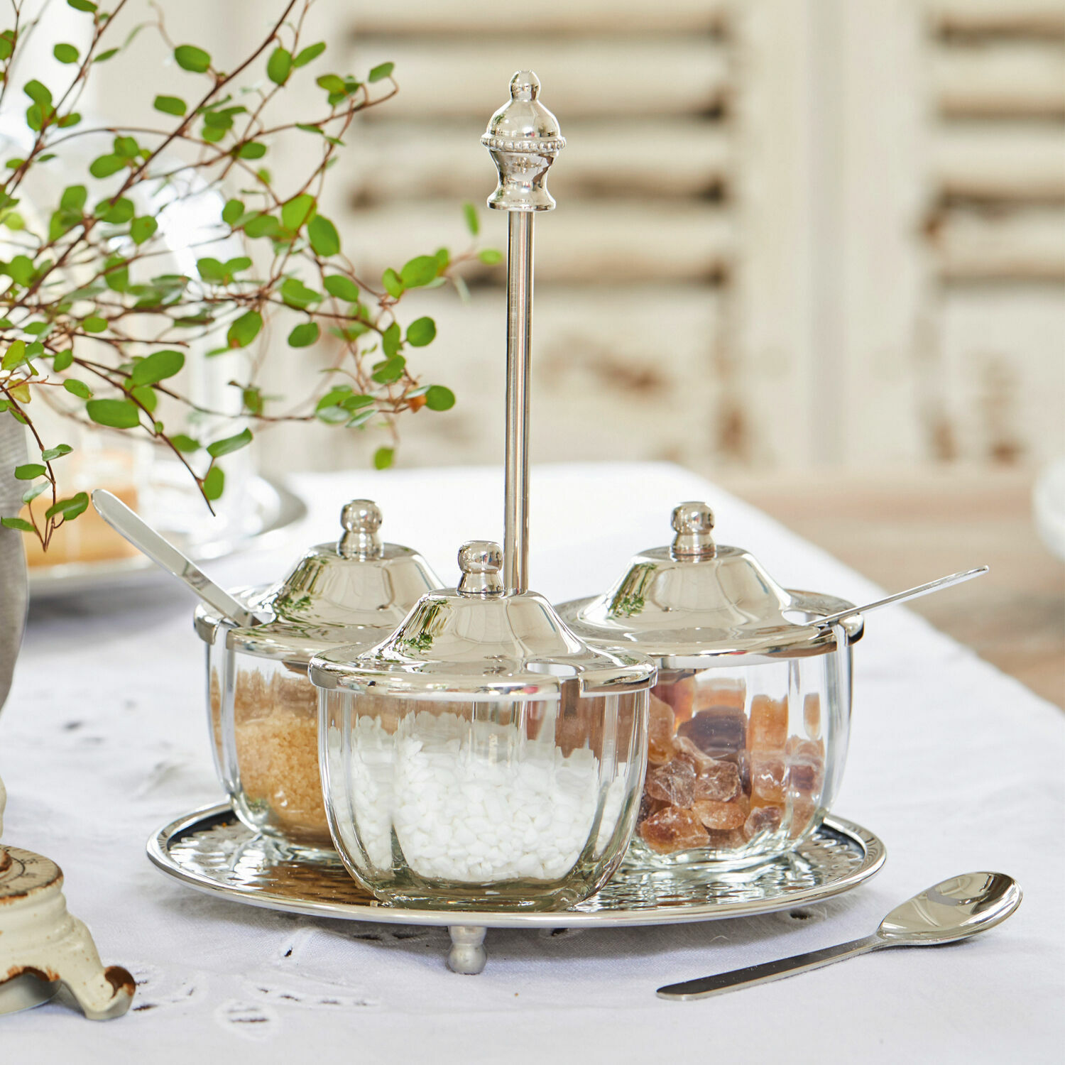 Servizio di coppette porta condimenti Julius Set di contenitori per zucchero in vetro con coperchi metallici e vassoio per tavolo cucina