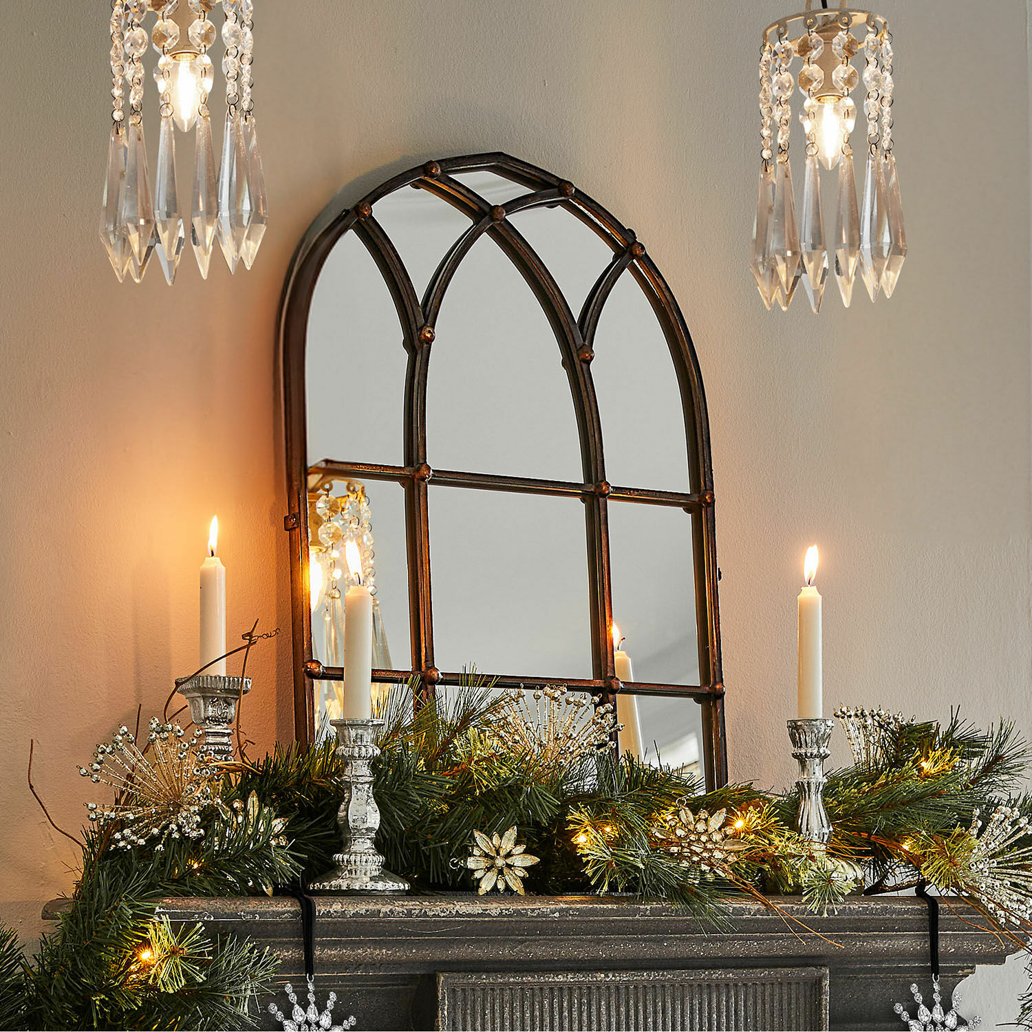 Specchio Aprique Specchio in metallo con cornice vintage decorativa sopra camino con decorazioni natalizie e candele