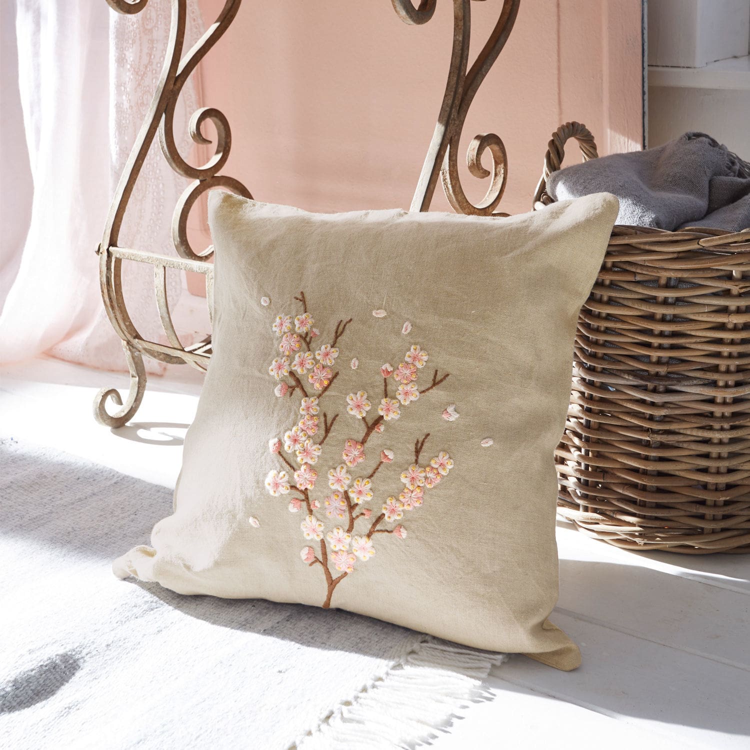 Copricuscino Carrol Cuscino beige in lino con ricamo di fiori di ciliegio, decorativo e morbido per il soggiorno