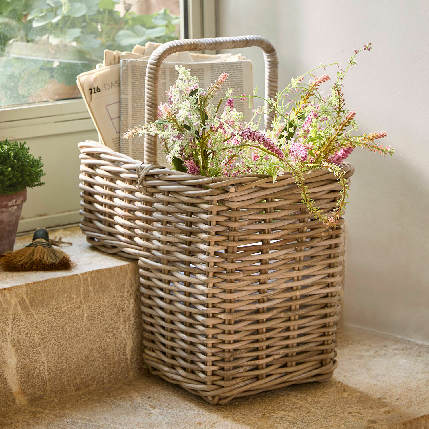 Cesto Merveillette Cesto in rattan naturale con fiori e giornali, decorazione d'interni e spazio contenitivo