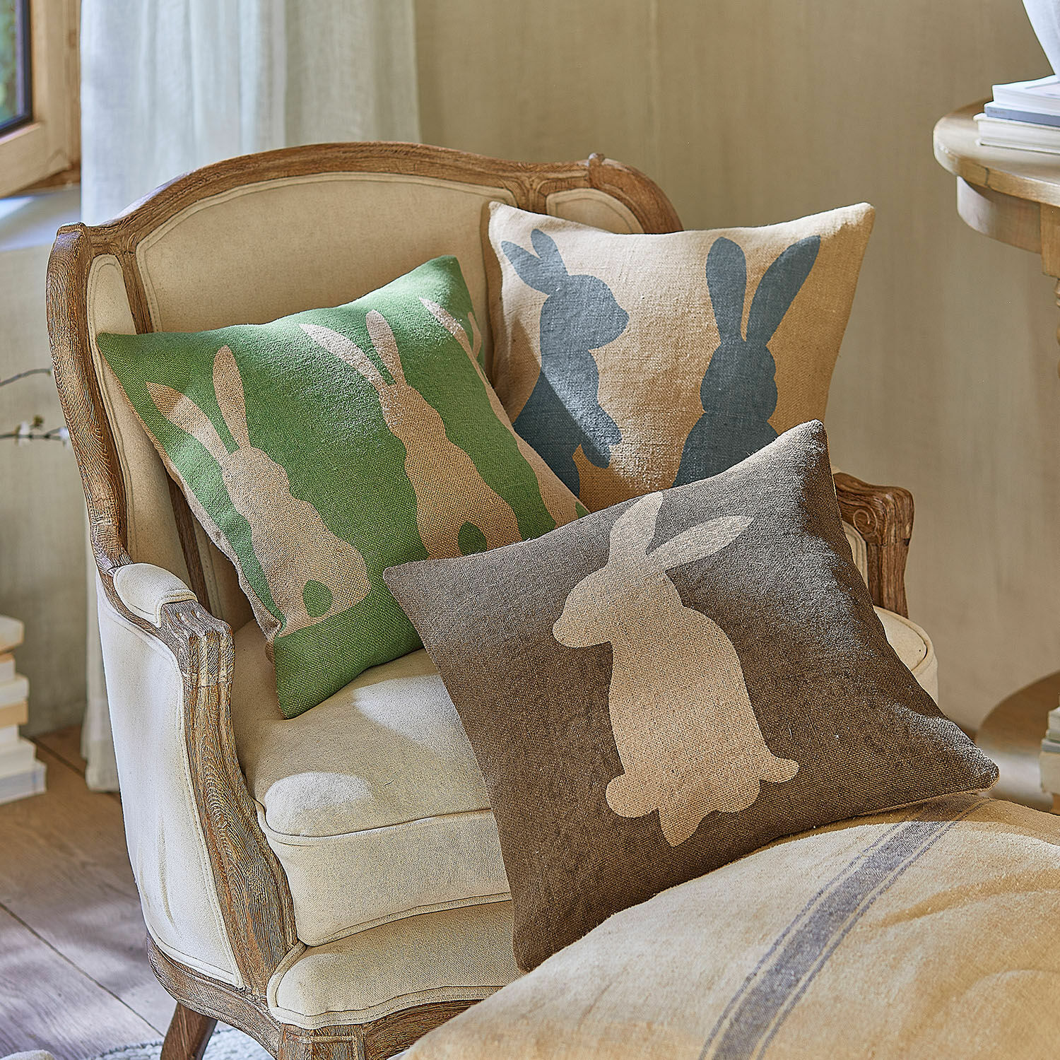 Set di 3 copricuscini Namirah Set di tre cuscini in lino con motivo coniglio in verde, beige e marrone per decorazione d'interni