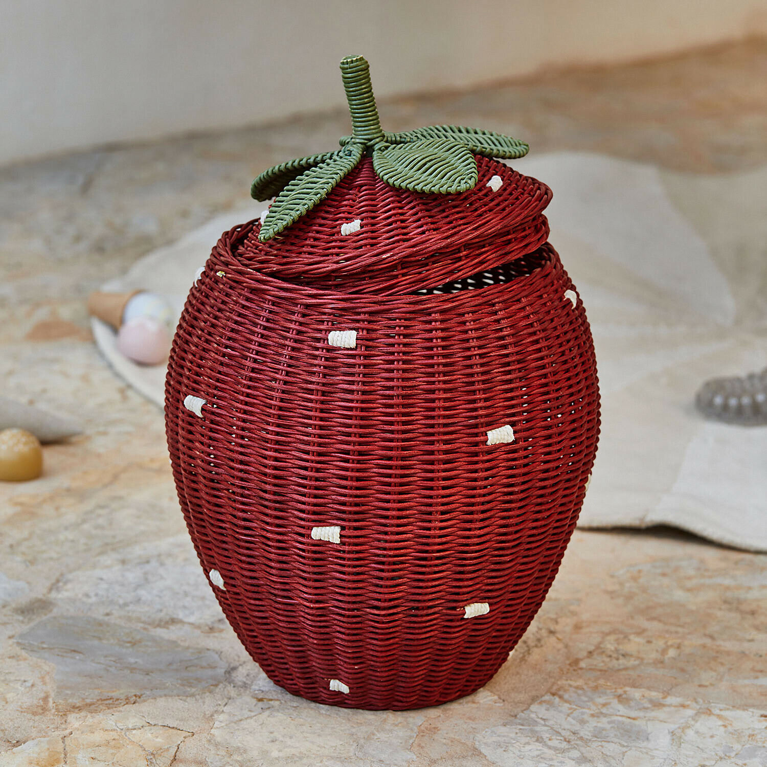 Cesto Giggleberry Cesto in rattan rosso a forma di fragola con foglie verdi, contenitore decorativo per riporre oggetti