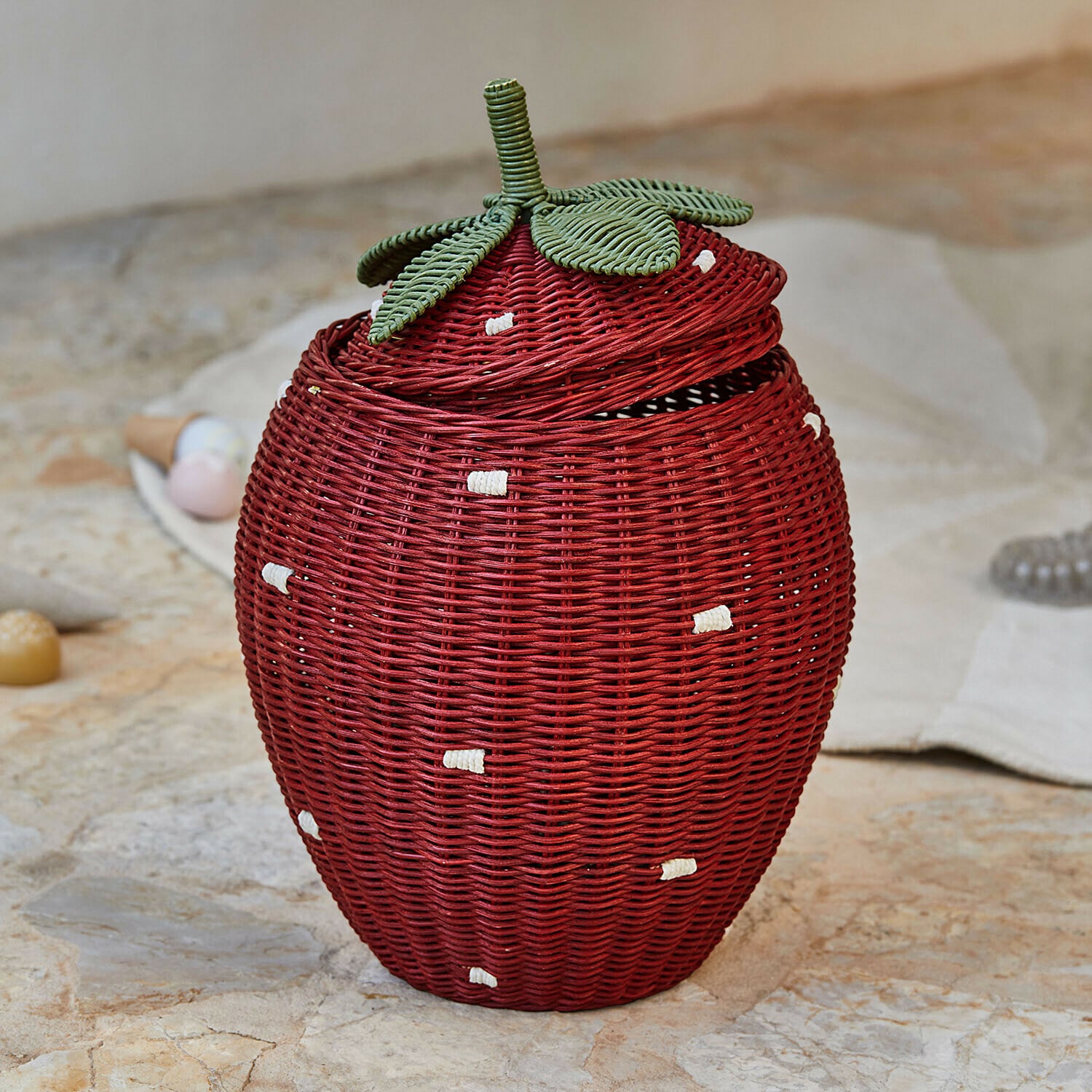Cesto Giggleberry Cesto in rattan rosso a forma di fragola con foglie verdi, contenitore decorativo per riporre oggetti