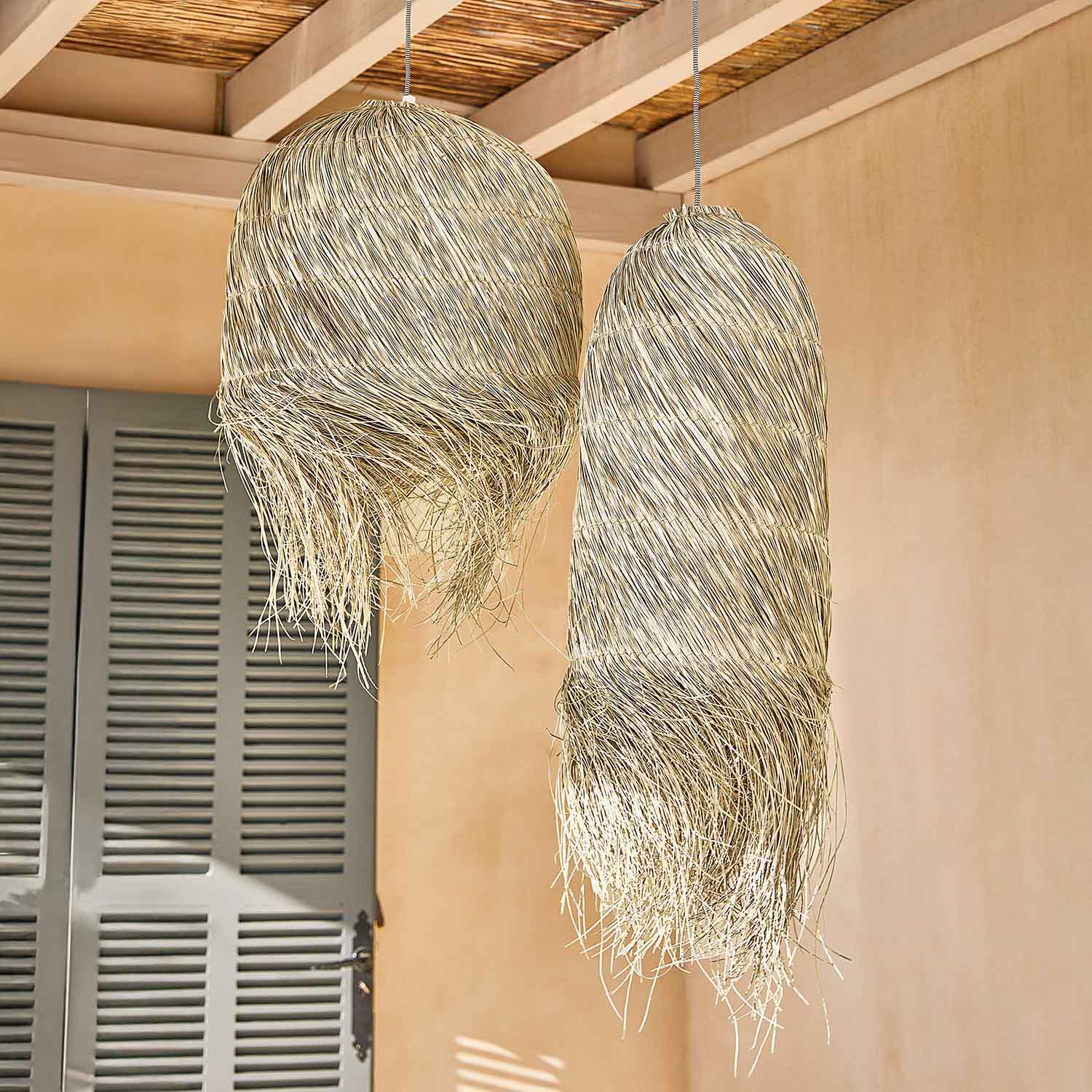 Due lampade a sospensione in rattan naturale beige, illuminazione decorativa per interni accoglienti