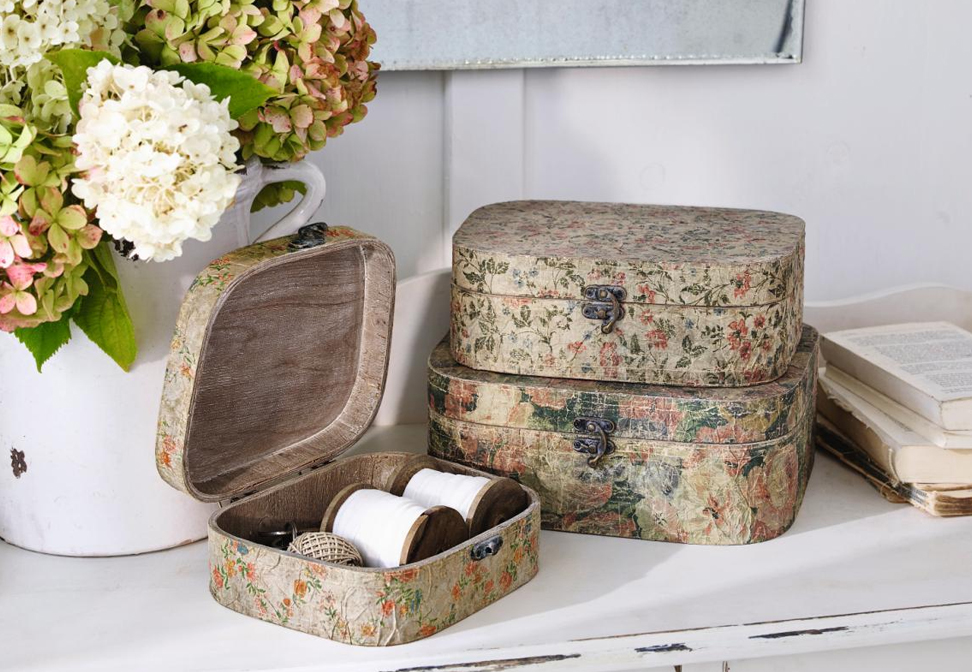 Set di tre scatole decorative shabby chic con motivo floreale su sfondo chiaro