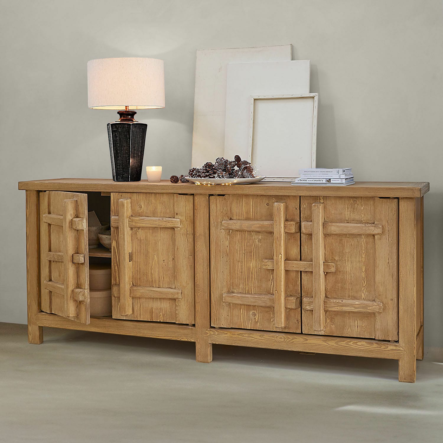 Credenza bassa Trésorique Credenza in legno naturale con quattro ante, lampada e decorazioni sul piano in ambiente moderno