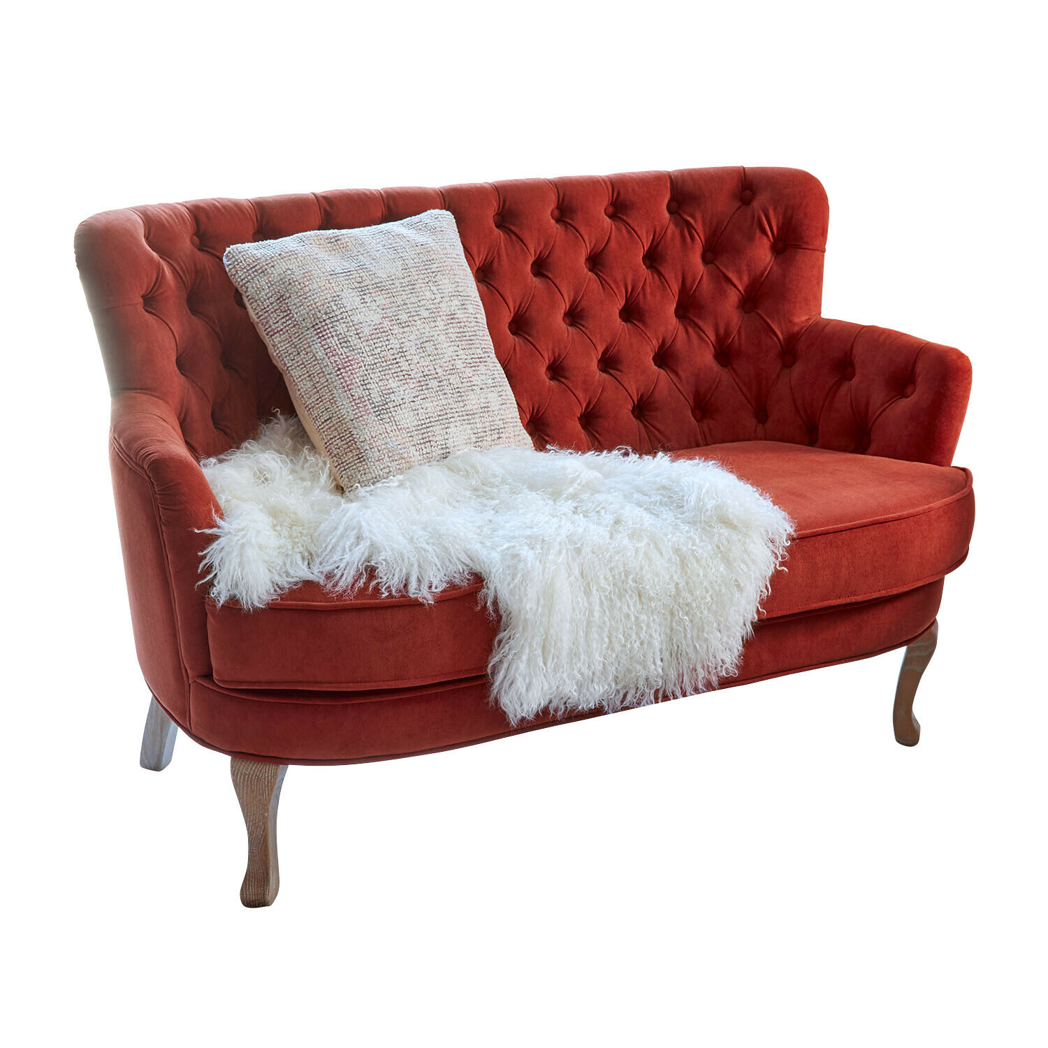 Divano Calgary Divano rosso in velluto con schienale capitonné e gambe in legno, decorato con coperta bianca pelosa e cuscino