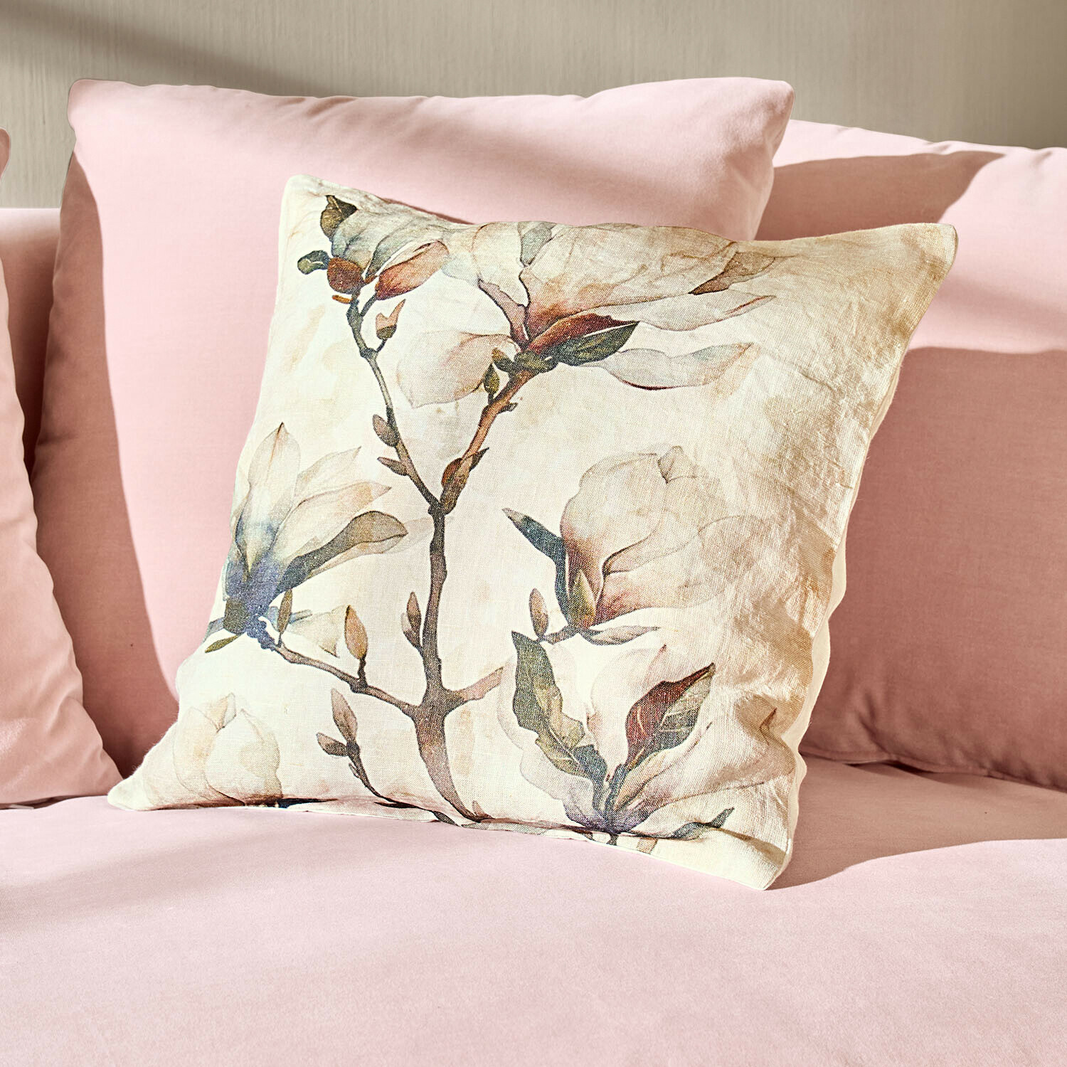 Copricuscino Aurélines Cuscino in lino con stampa floreale su divano rosa, decorazione morbida ed elegante per il soggiorno