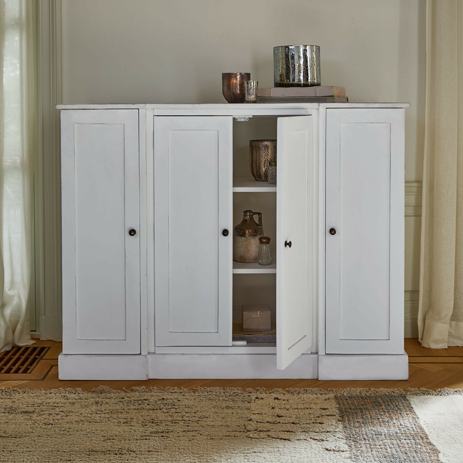 Credenza bassa Greymont Credenza in legno bianco con quattro ante e ripiani, decorazioni vintage sugli scaffali e sopra