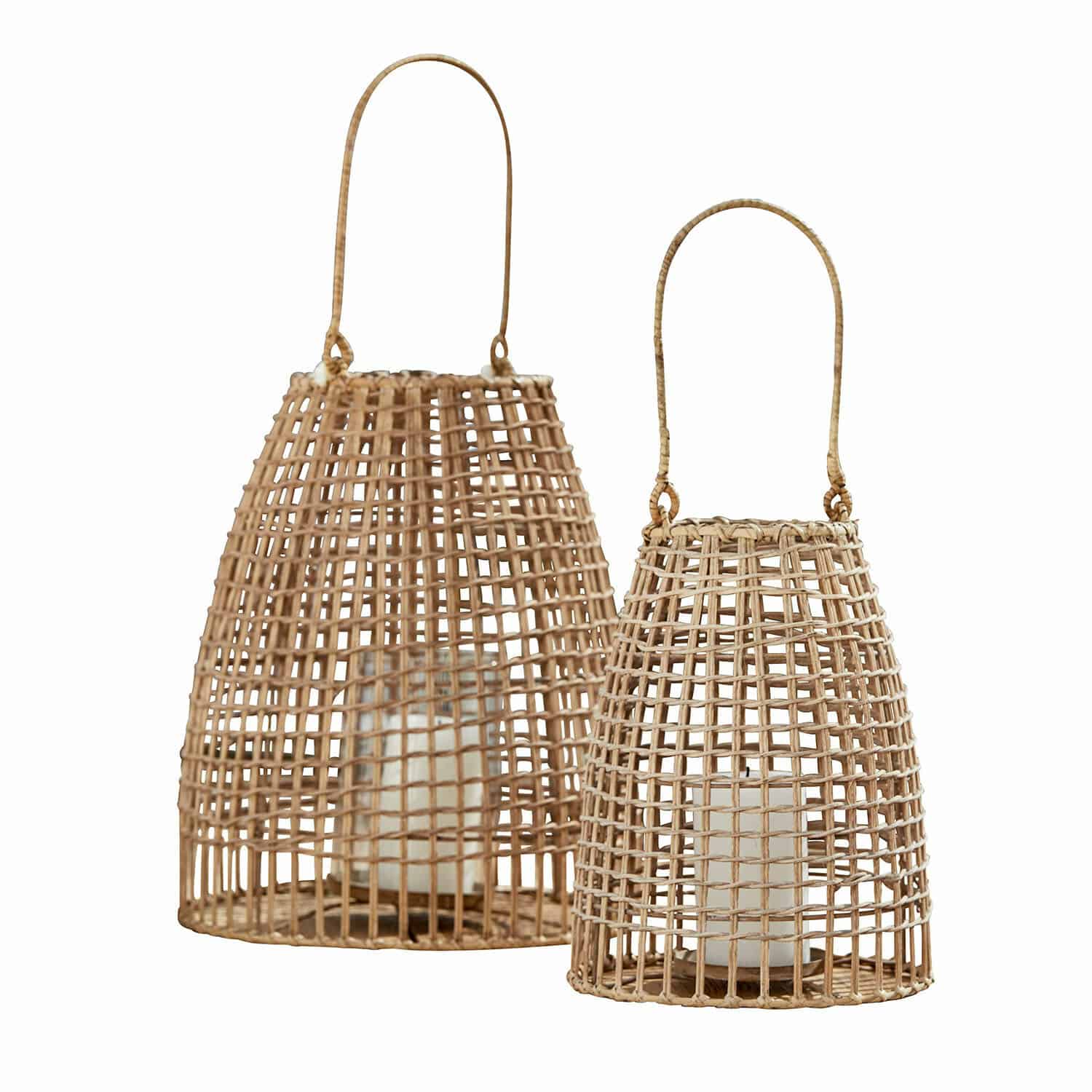 Coppia di lanterne Hillendale Due lanterne in rattan colore naturale con manici e candele bianche per decorazione d'interni