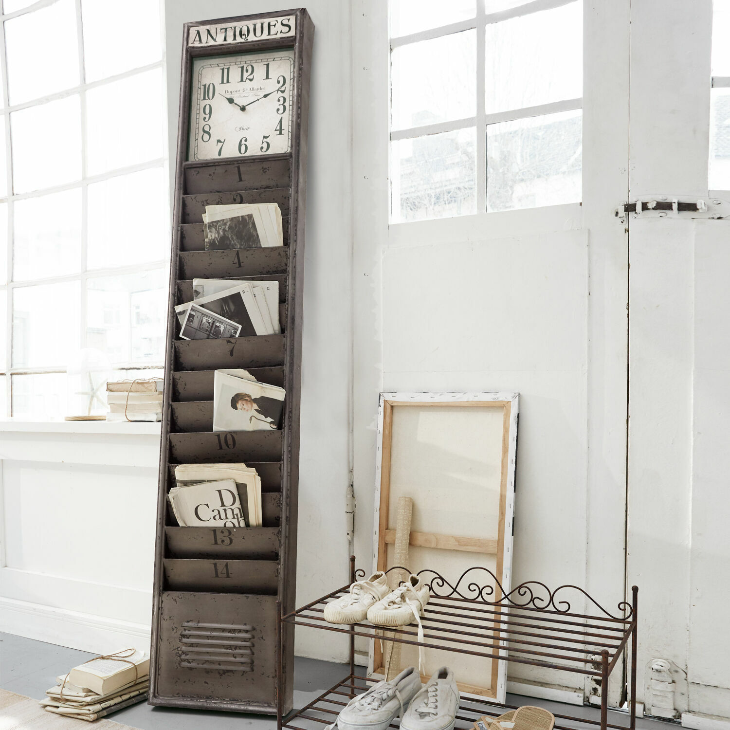 Portagiornali Raleigh Portalettere in metallo grigio con orologio vintage in ambiente luminoso dallo stile antico