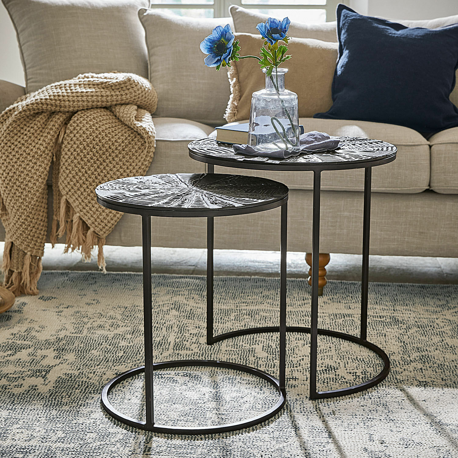 Coppia di tavolini di complemento Petrosini Set di due tavolini da caffè in metallo nero con piani decorativi in soggiorno con divano beige