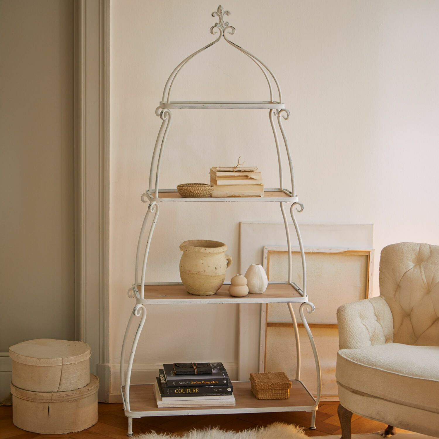 Scaffale Kellington Scaffale bianco in metallo con ripiani in legno stile vintage, decorato con libri e oggetti in soggiorno